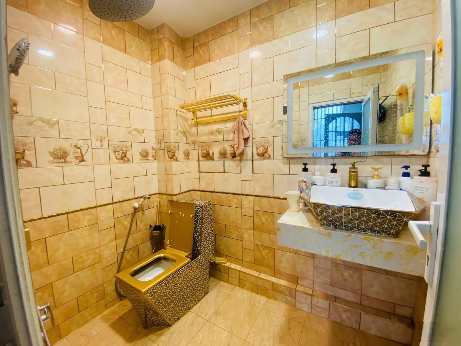 Căn biệt thự sân vườn (216m2) mặt tiền kinh doanh ngay ngã tư ga. quận 12