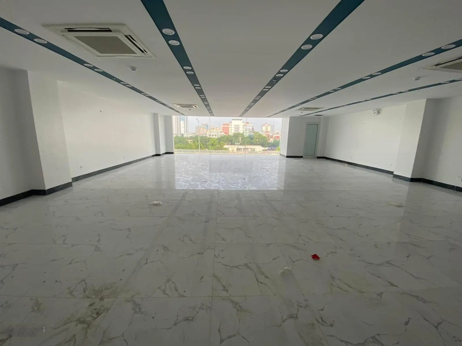 Hạ Sốc 8 Tỷ Bán Gấp Toà Văn Phòng Mặt Phố Phạm Văn Đồng Cầu Giấy, DT 167/200M 10T MT 10M Giá 120Tỷ.