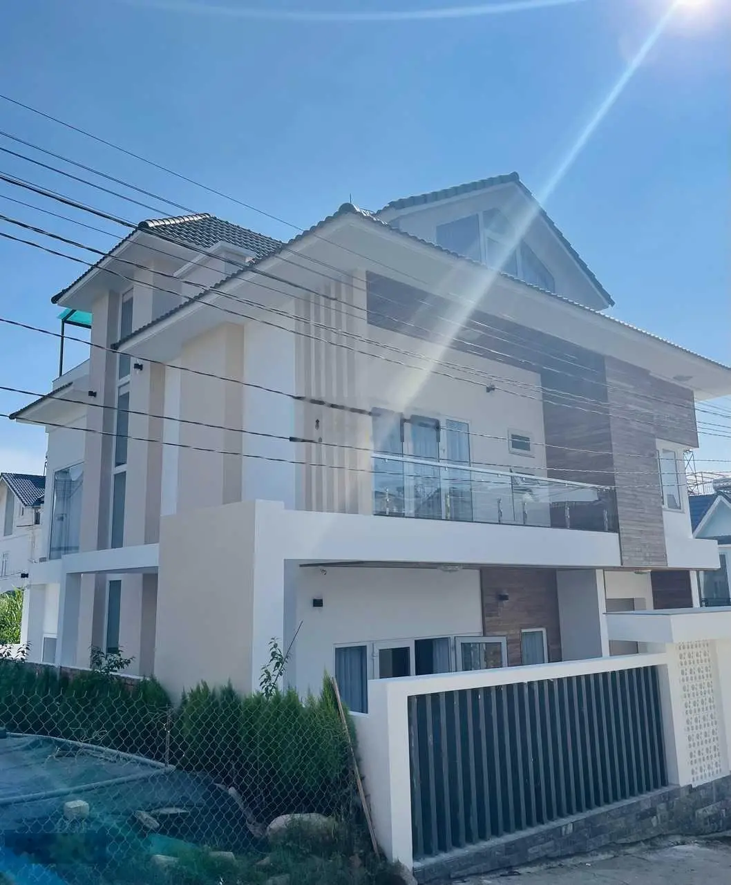 Villa hiện đại Smarthome Nam Hồ 200m2 ngang 12,8m 3 tầng đầy đủ nội thất đã hoàn công giá chỉ 11 tỷ