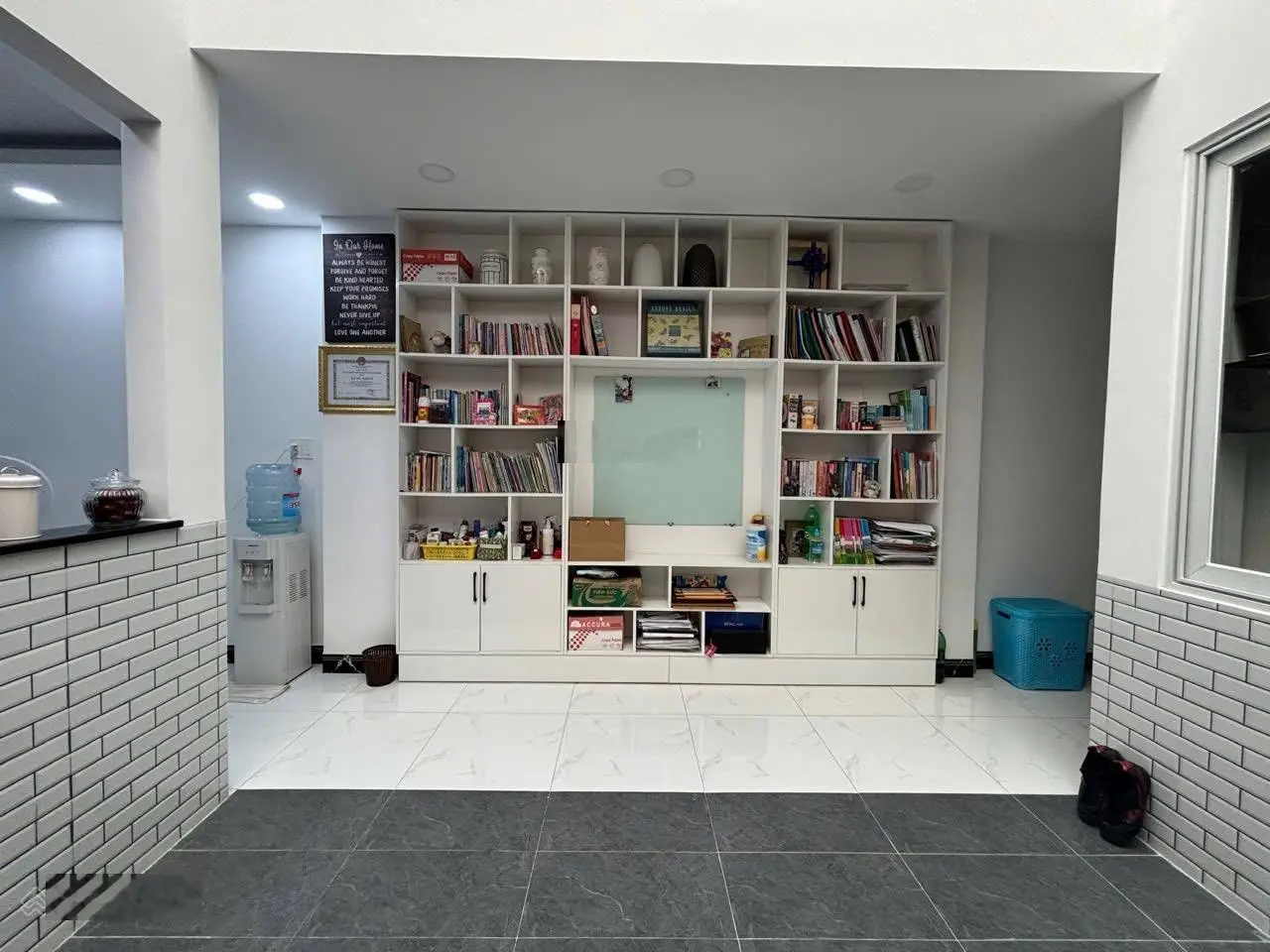 Chị chủ định cư bán gấp nhà 1 trệt 1 lửng mới xây, hoàn công 110m2 (4,5x 25m) nhựa 5m giá 4,6 tỷ