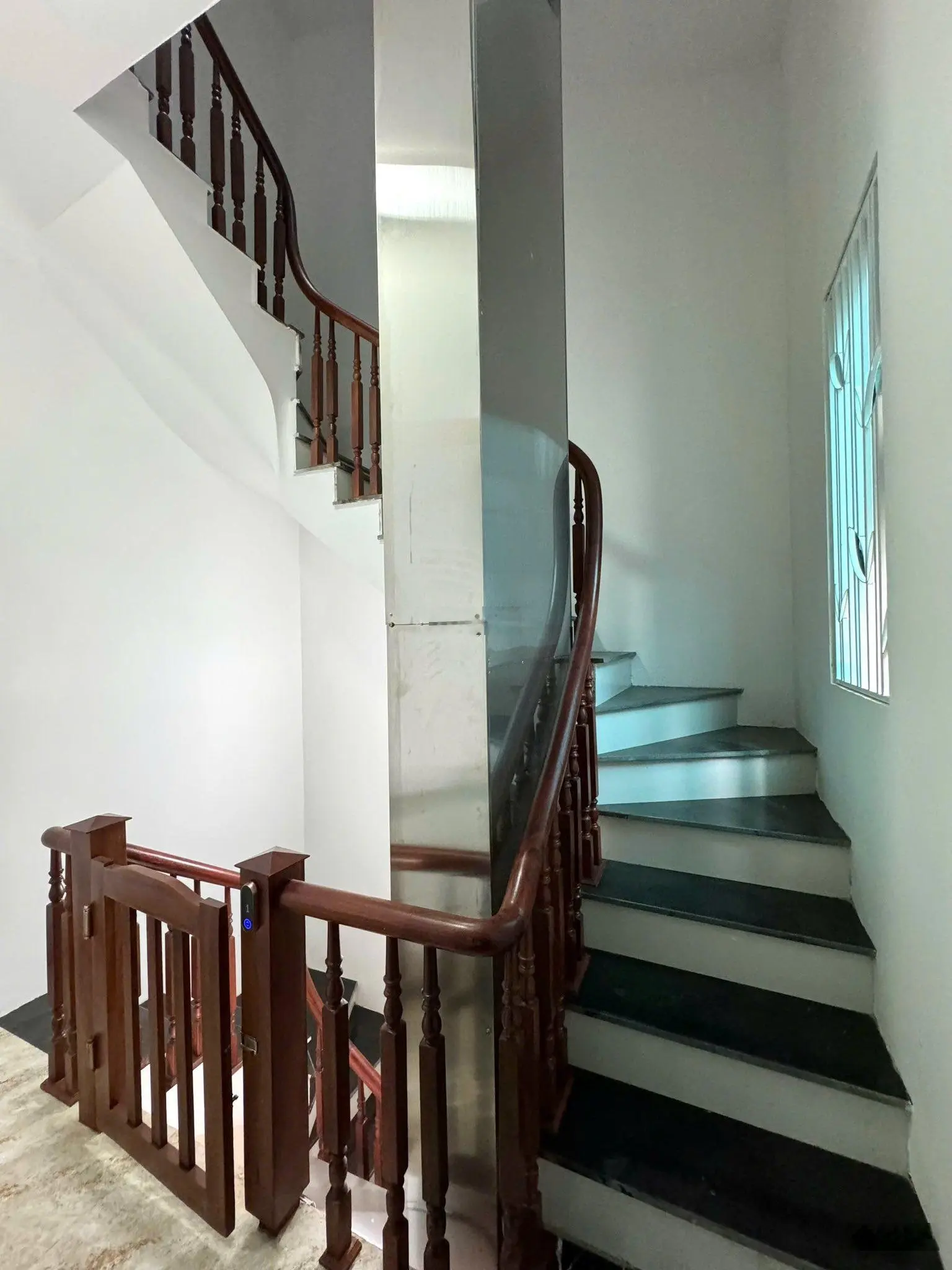 Bán nhà riêng tại Lê Trọng Tấn, 9,5 tỷ, 33m2,sử dụng 49m, 4PN + 4WC,ô tô vào tận cửa, Thang Máy xịn