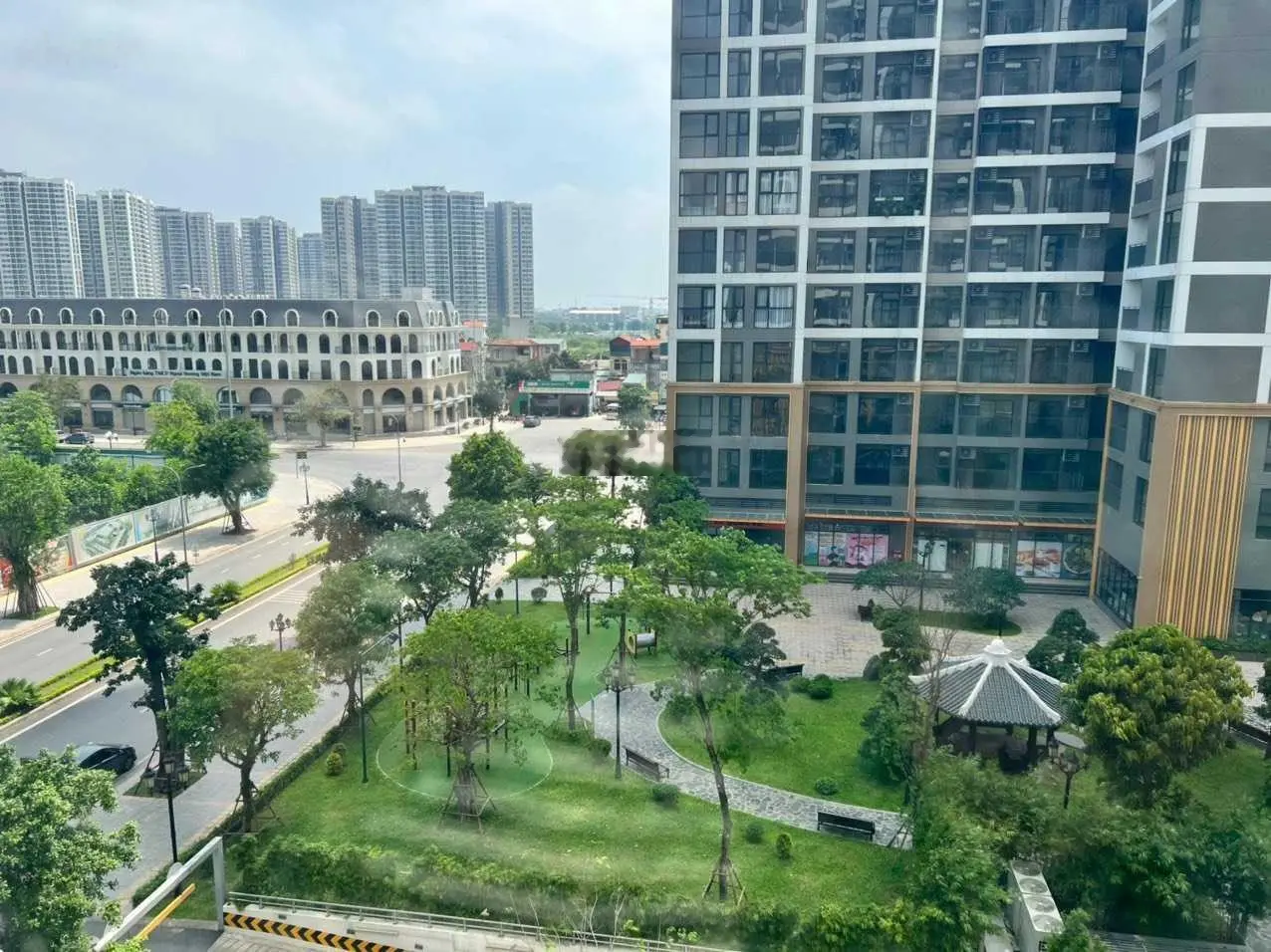 Căn 2 ngủ góc trục 05 toà R1.05, ban công Đông Nam view biệt thự giá 4.05 tỷ bao phí