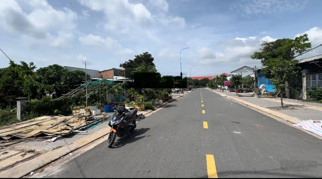 Bán đất : mặt tiền đường huỳnh tấn phát , cách bãi tắm tam ngư chỉ 100m , gần chợ, trường học