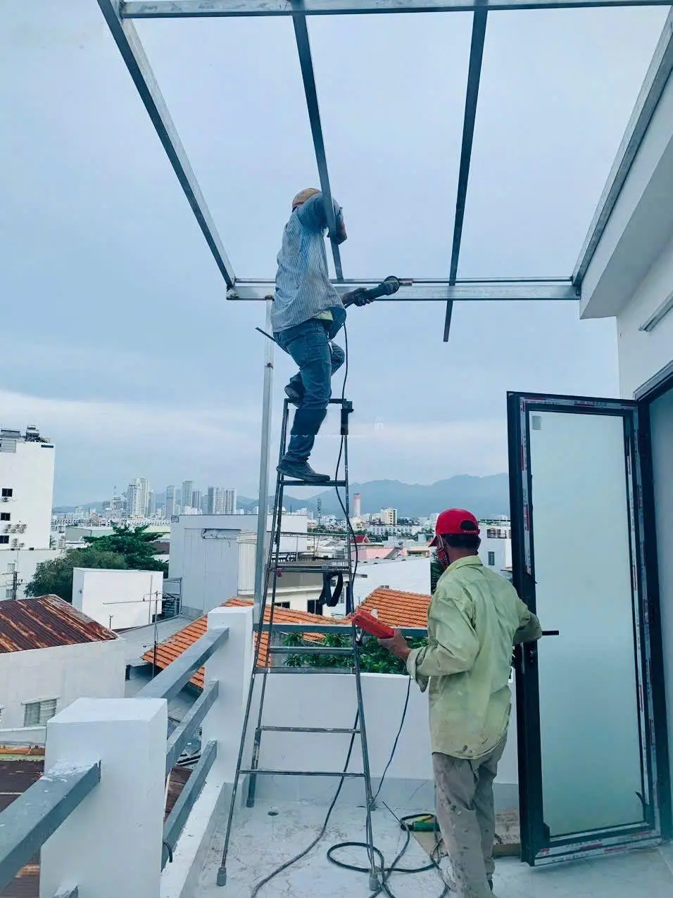 Nhà 2 tầng hẻm Ngô Đến Nha Trang đường oto 4ty2 gần biển gần trường đại học