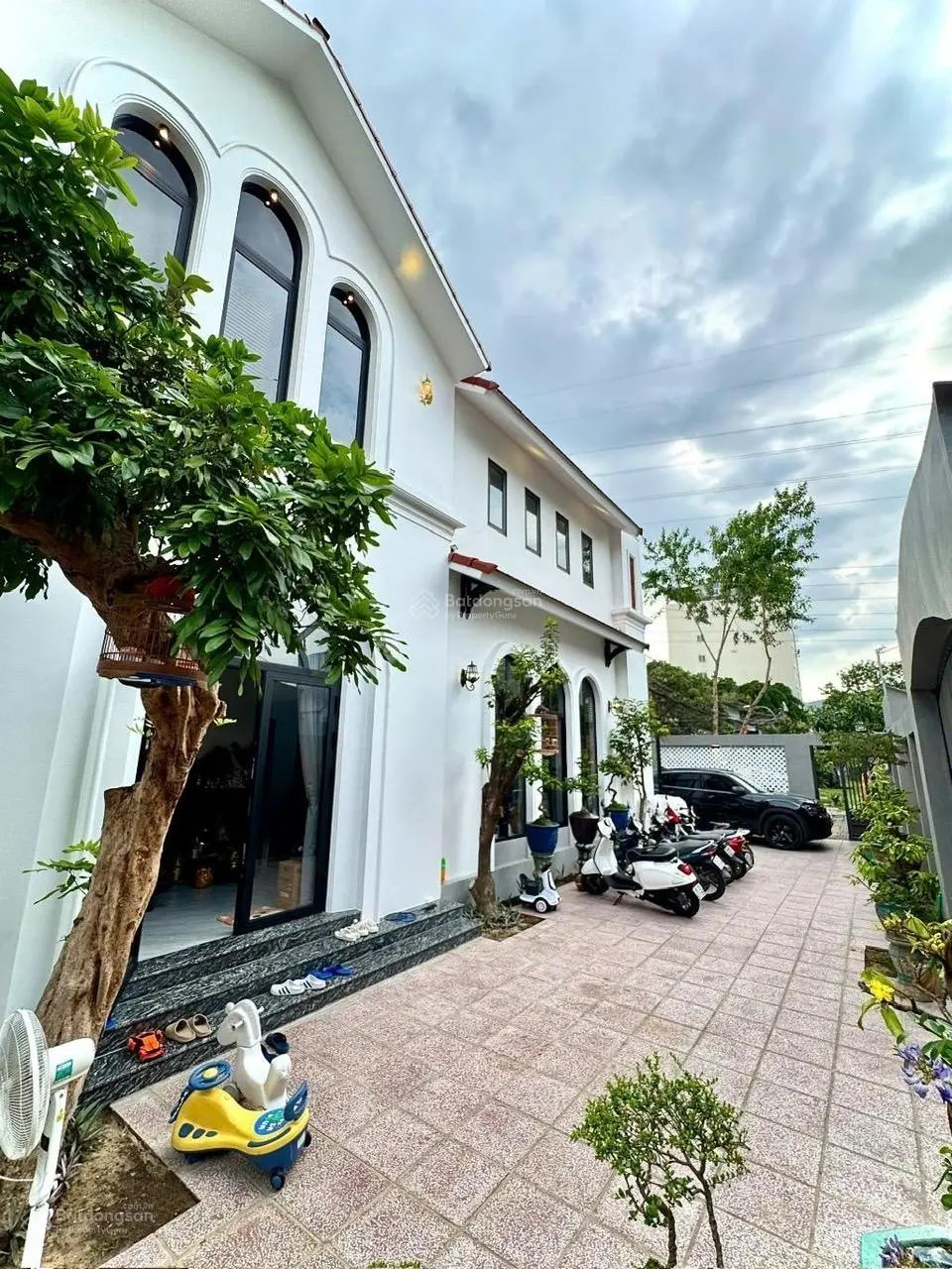 Bán gấp Biệt Thự sân vườn 400m2, 2 Lầu, Ngay ngã tư Thủ Đức, 3PN + Phòng Thờ, Chỉ 15,2 Tỷ