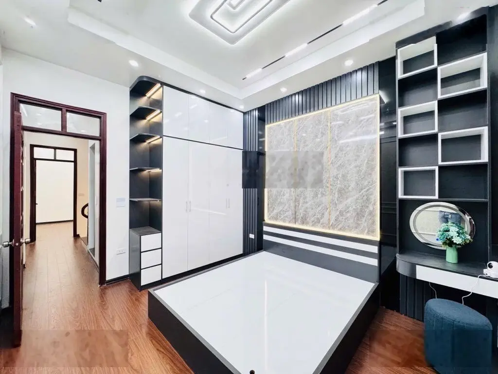 Cầu giấy 6 tầng - mới đẹp - gần phố - ô tô 10m - vài bước ra phố nhớn - nội thất xịn - nhỉnh 9 tỷ.