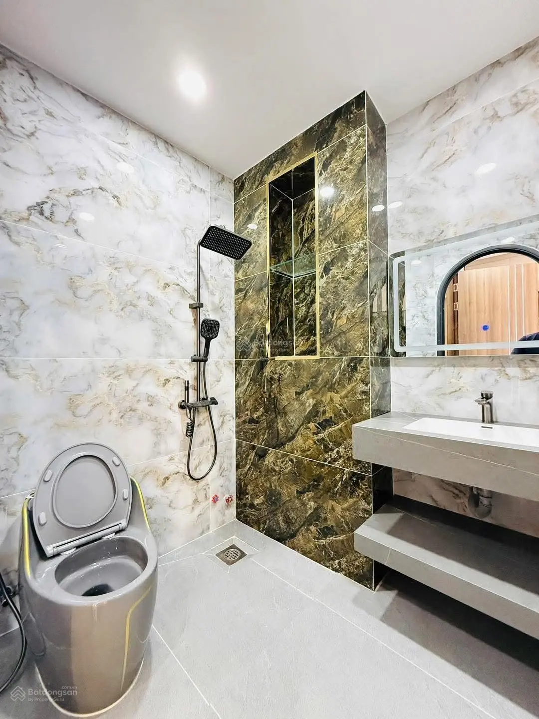 Bán gấp nhà Nguyễn Hiền P3, Q3, gần THCS Bàn Cờ giá 5tỷ040 DT 91,8m2 (5,4x17m) còn HĐ thuê 33 tr/th