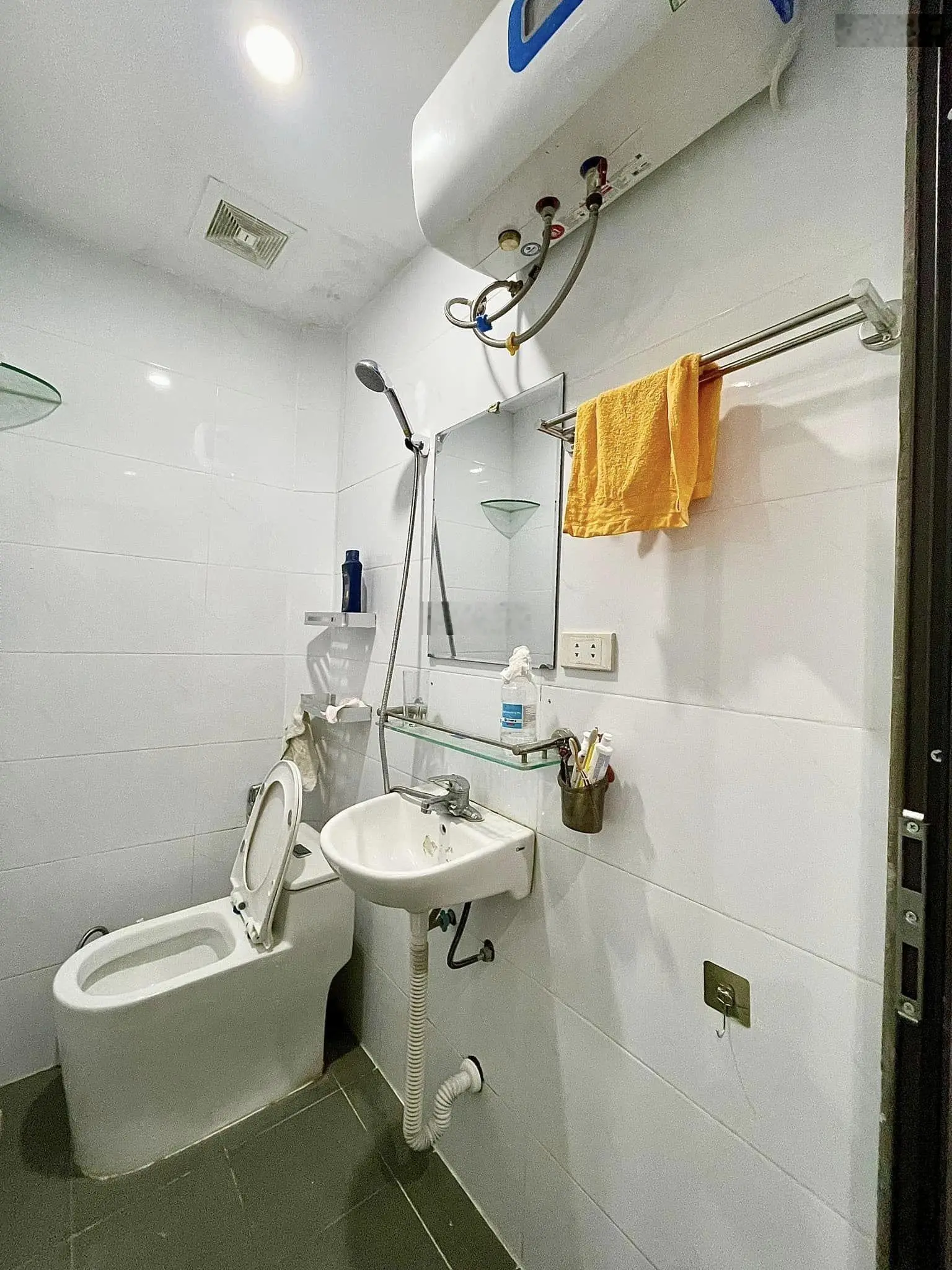 Chỉ hơn 4 tỷ 1 xíu-nhà giáp bát-4 tầng-30m ra phố-hm
