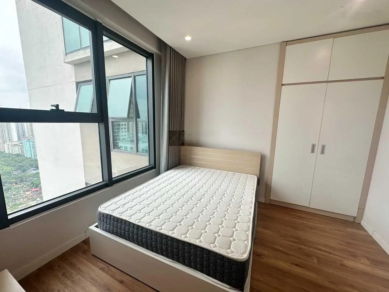 Chính chủ bán căn hộ 3PN căn góc 86m2 tầng Trung full nội thất có sổ đỏ lâu dài sãn sàng mua bán
