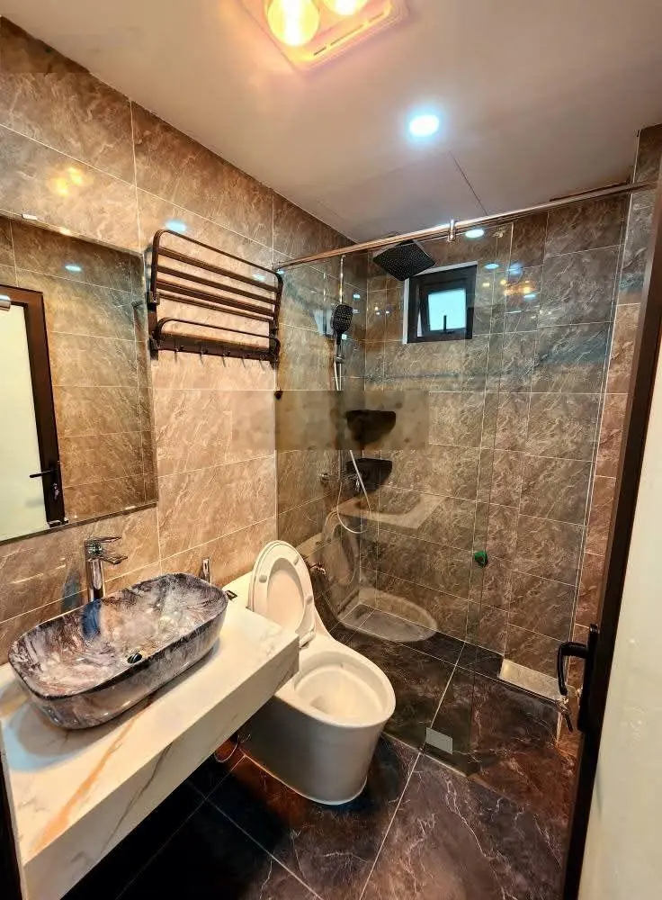 6 tầng xây mới thang máy nhập, mỗi tầng 1 phòng rộng, gần mặt phố tiện ích vô cùng tốt, dân trí cao