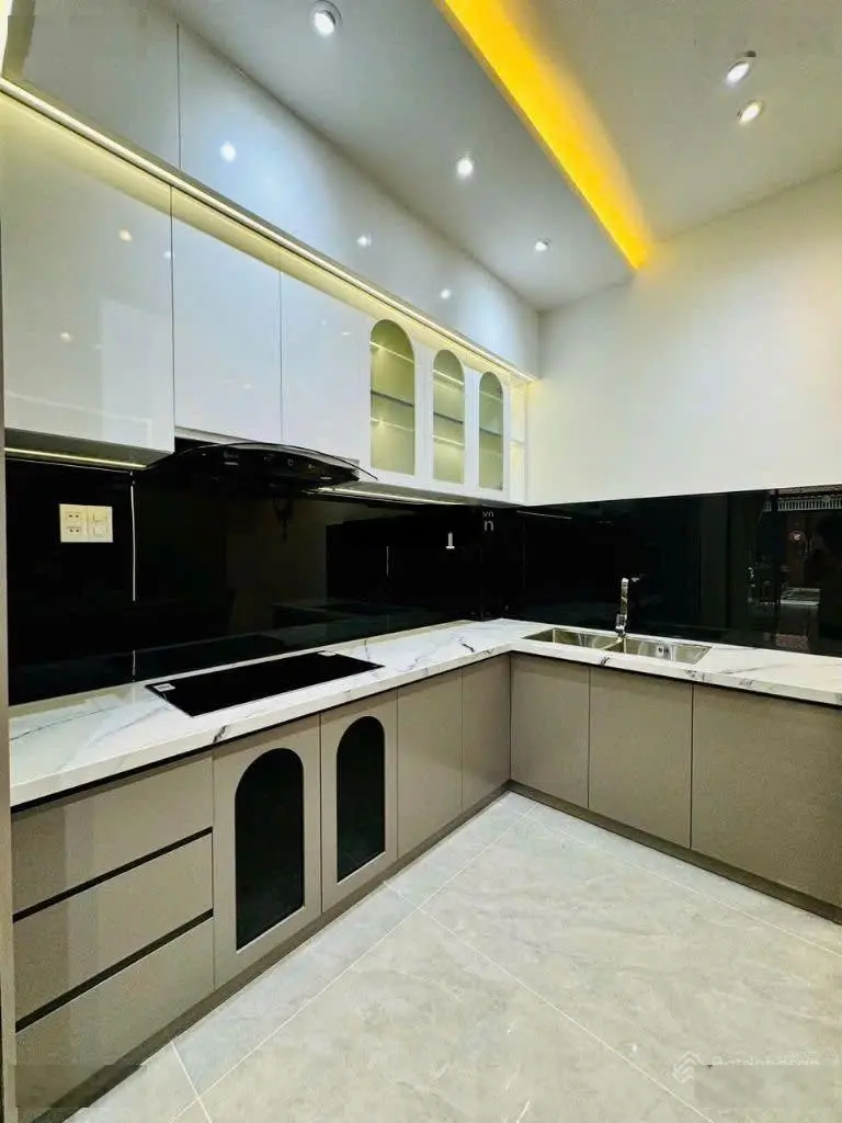 Ngay chợ Bến Thành nhà 30m đường Lê Thánh Tôn, Phường Bến Nghé, Quận 1 TpHCM giá bán 3tỷ100. Hẻm 6m