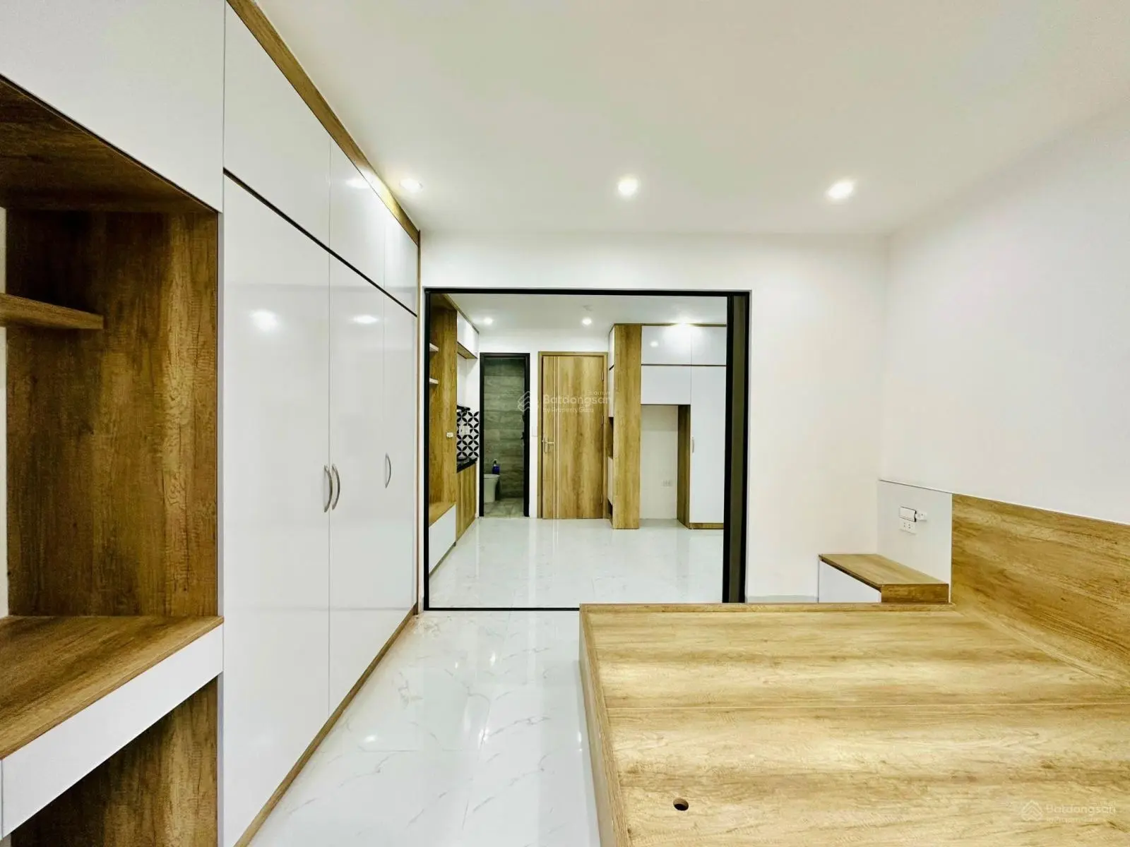 Bán đất phố Minh Khai 110m2, MT 7m ô tô tránh có vỉa hè, KD sầm uất, giá 13 tỷ, LH: 0946 387 ***