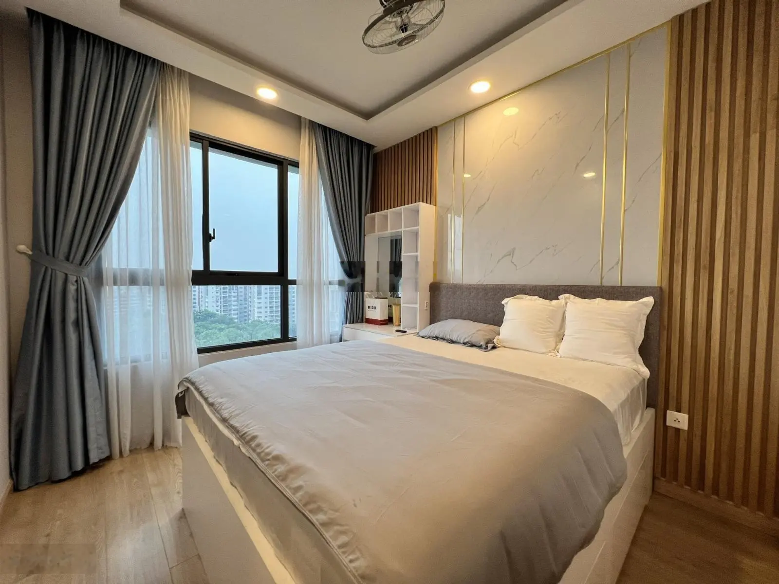 Bán gấp căn hộ Emerald 2PN-2WC- 1 kho (84m2) full nội thất đẹp, view hồ sinh thái chỉ 4,283 tỷ