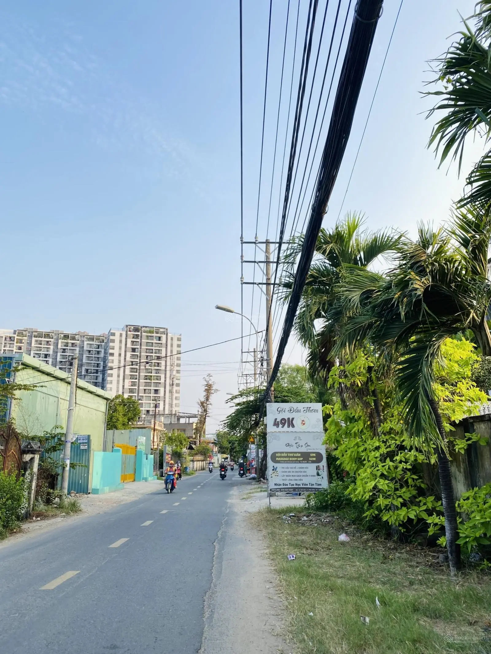 Bán nhà 3 tầng BTCT gần Nguyễn Duy Trinh, 4PN Master, xe hơi đậu trước nhà, giá chỉ 4.9 tỷ