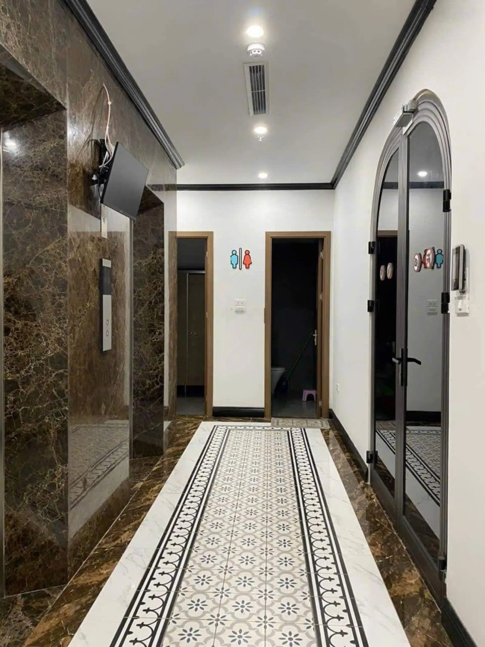 Bán toà nhà cho thuê văn phòng vị trí VIP trung tâm Cầu Giấy, 8 tầng nổi, 1 penhouse cao cấp