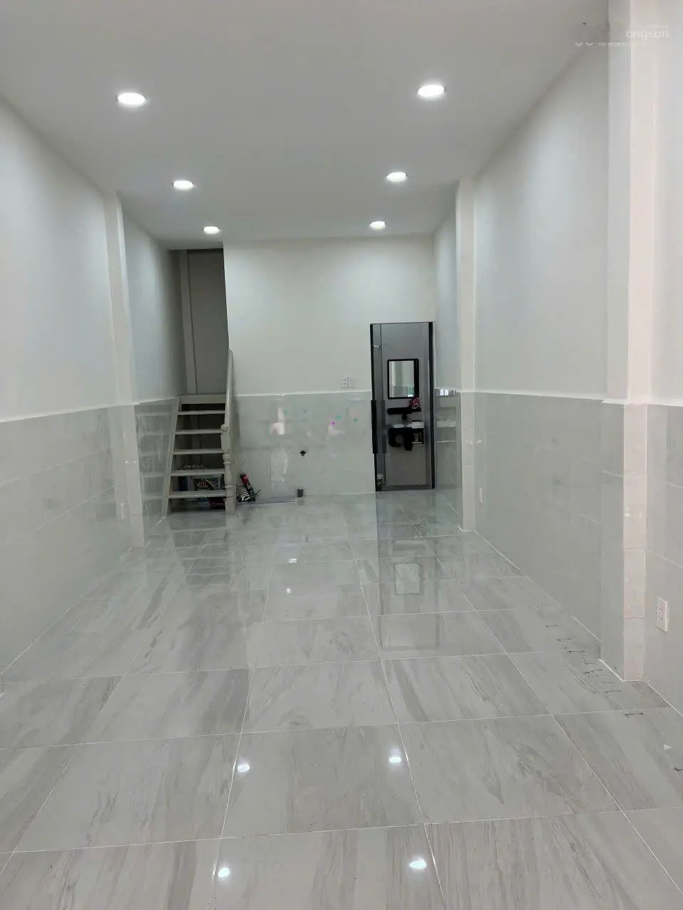 (4.95 tỷ) nhà Nguyễn Thiện Thuật, gần sát mặt tiền, 3,2m x 11m, 1 lầu