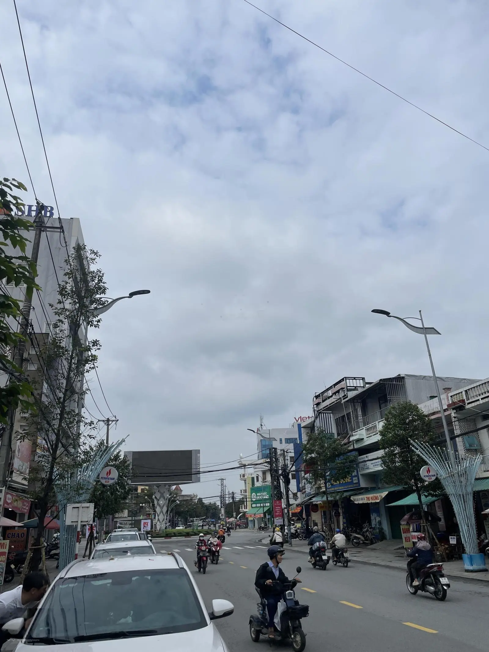 Bán nhà mặt tiền đường hình vương ngay trung tâm TP 4 tầng giá khá hợp lý lô góc 2 diện