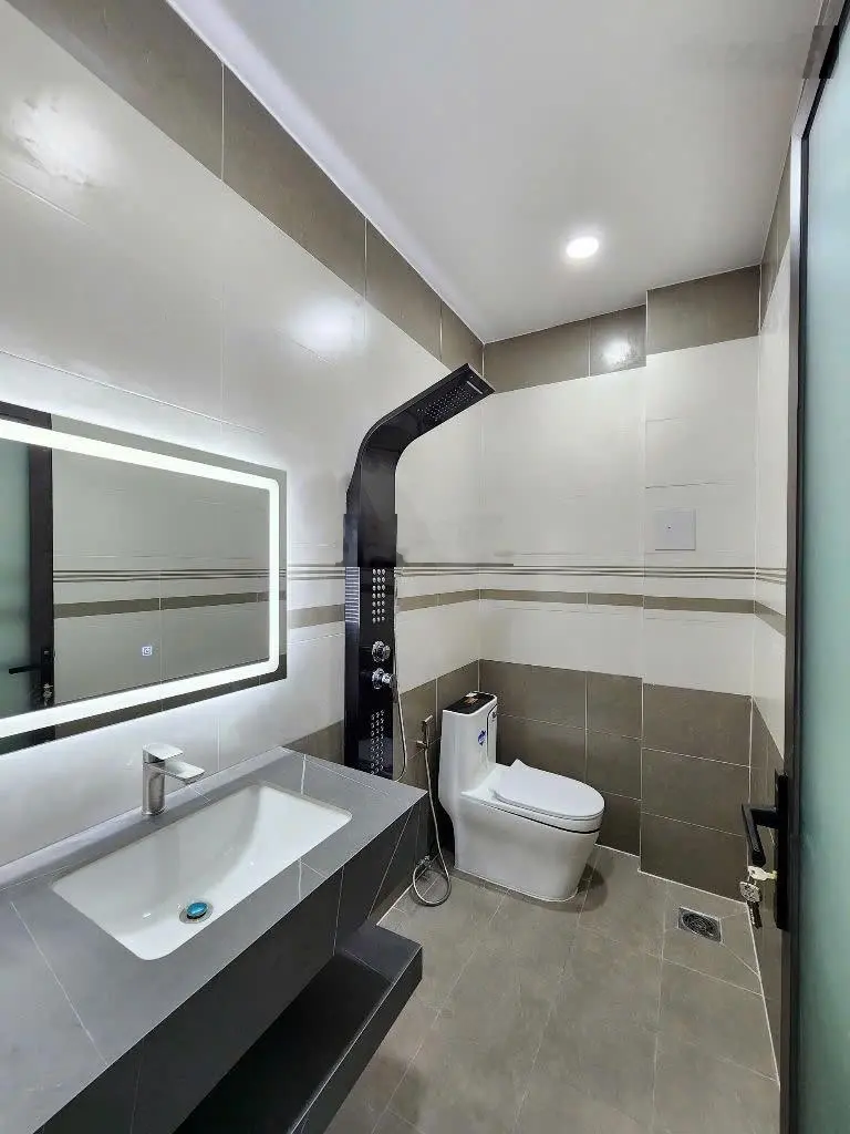 Nhà gần Sài Gòn: 4,6 tỷ, nhà 1 trệt 2 lầu đầy đủ nội thất KDC gần trung tâm y tế Dĩ An, TP. Dĩ An
