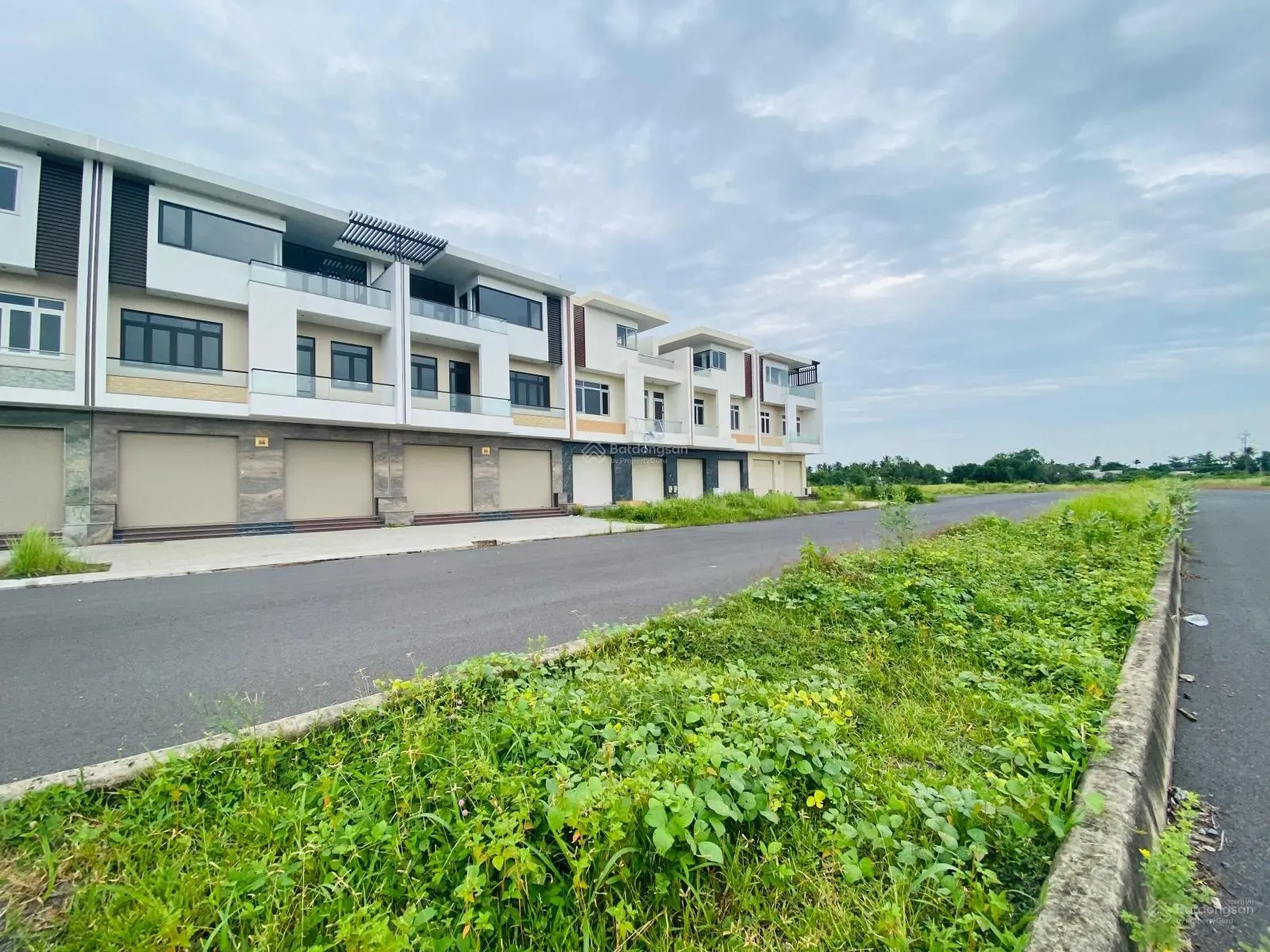 Lô đất 2 mặt tiền đừơng lớn 21m khu 4,5 Long Hưng City cần bán gấp 31tr/m2