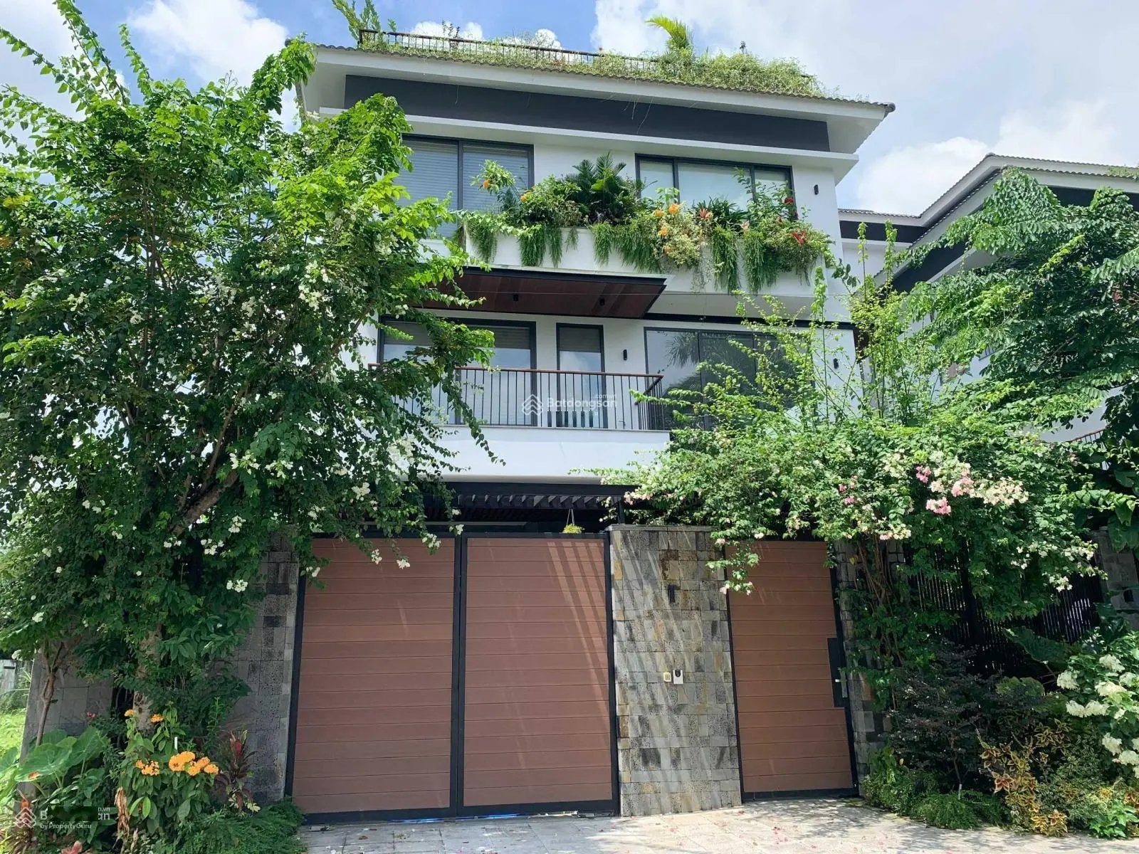 Bán Villa sân vườn. 3 tầng (DT 200m2) Cc Bộ Công An Quận 2. Giá 32 tỷ. LH 0901 882 ***