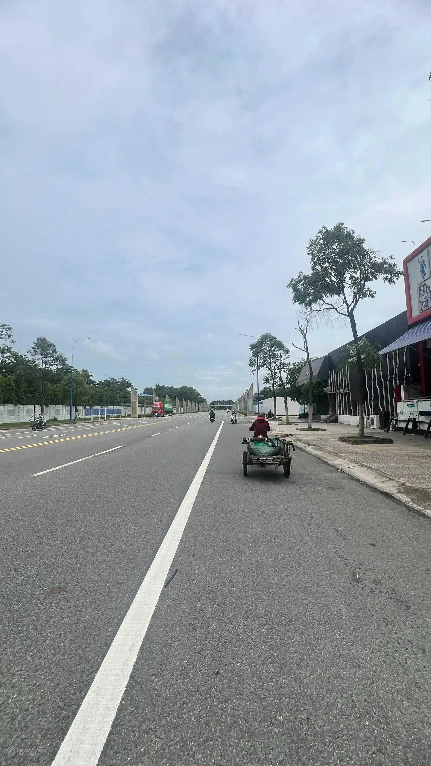 Tôi cần tiền bán gấp lô đất gần sát QL13, gần trường ĐH Việt Đức