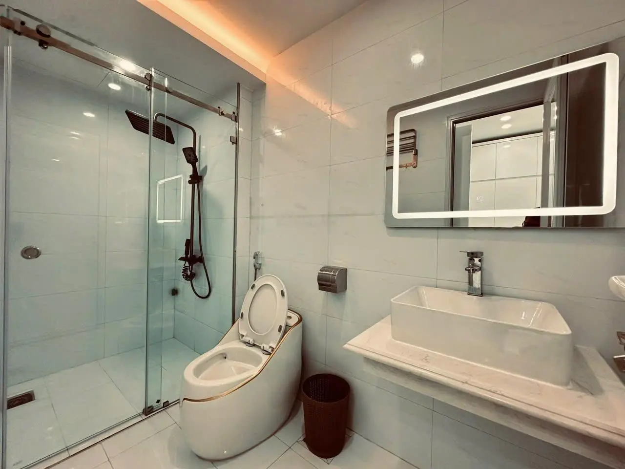 Nhà 4 tầng thiết kế hiện đại vị trí kinh doanh đẹp mặt đường Trại Lẻ