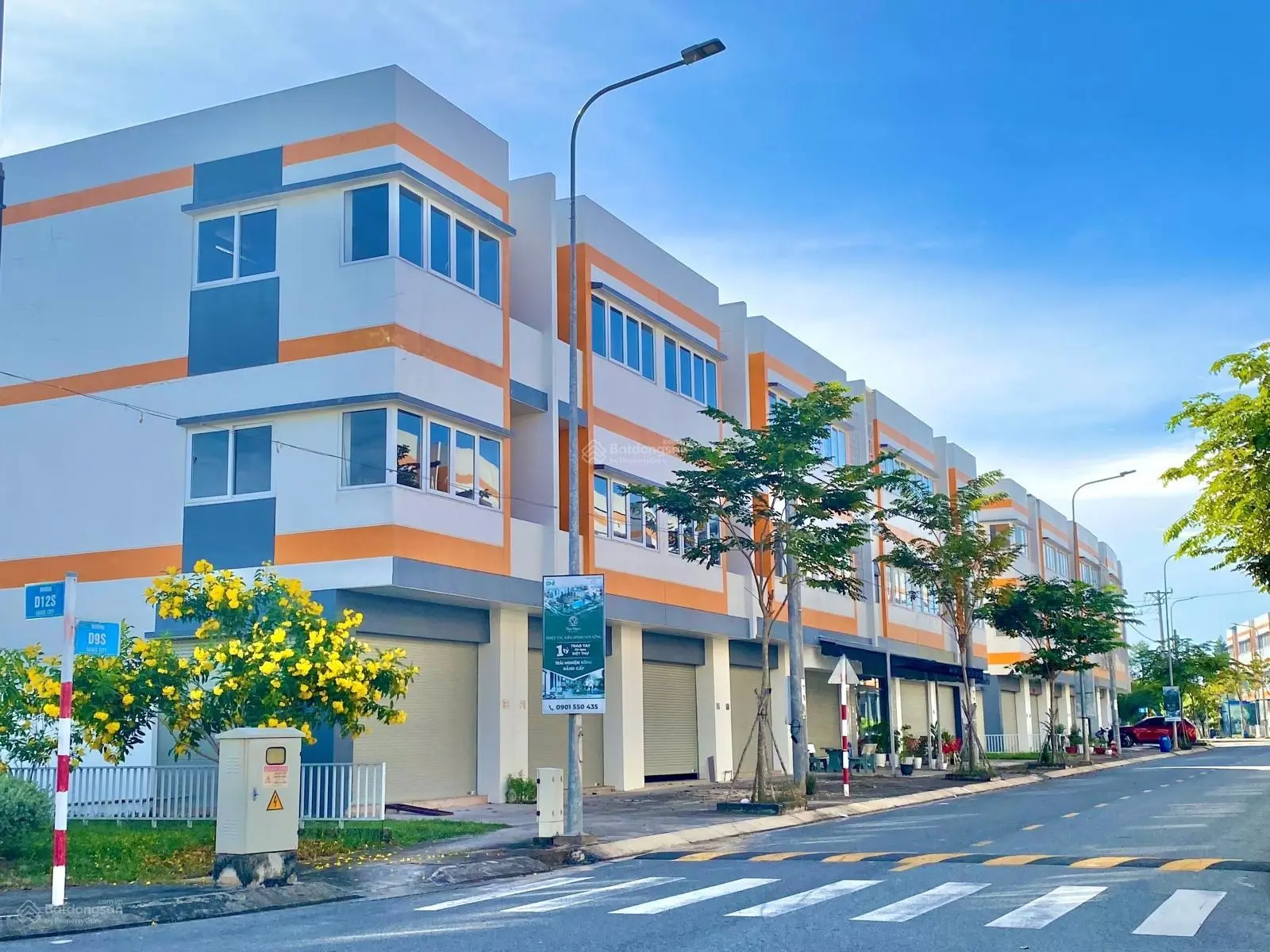 Hàng ngộp, giảm 600 tr, bán căn Shophouse 3 tầng 2 MT tại Oasis City, giá chỉ 2.6 tỷ. LH 0901730811