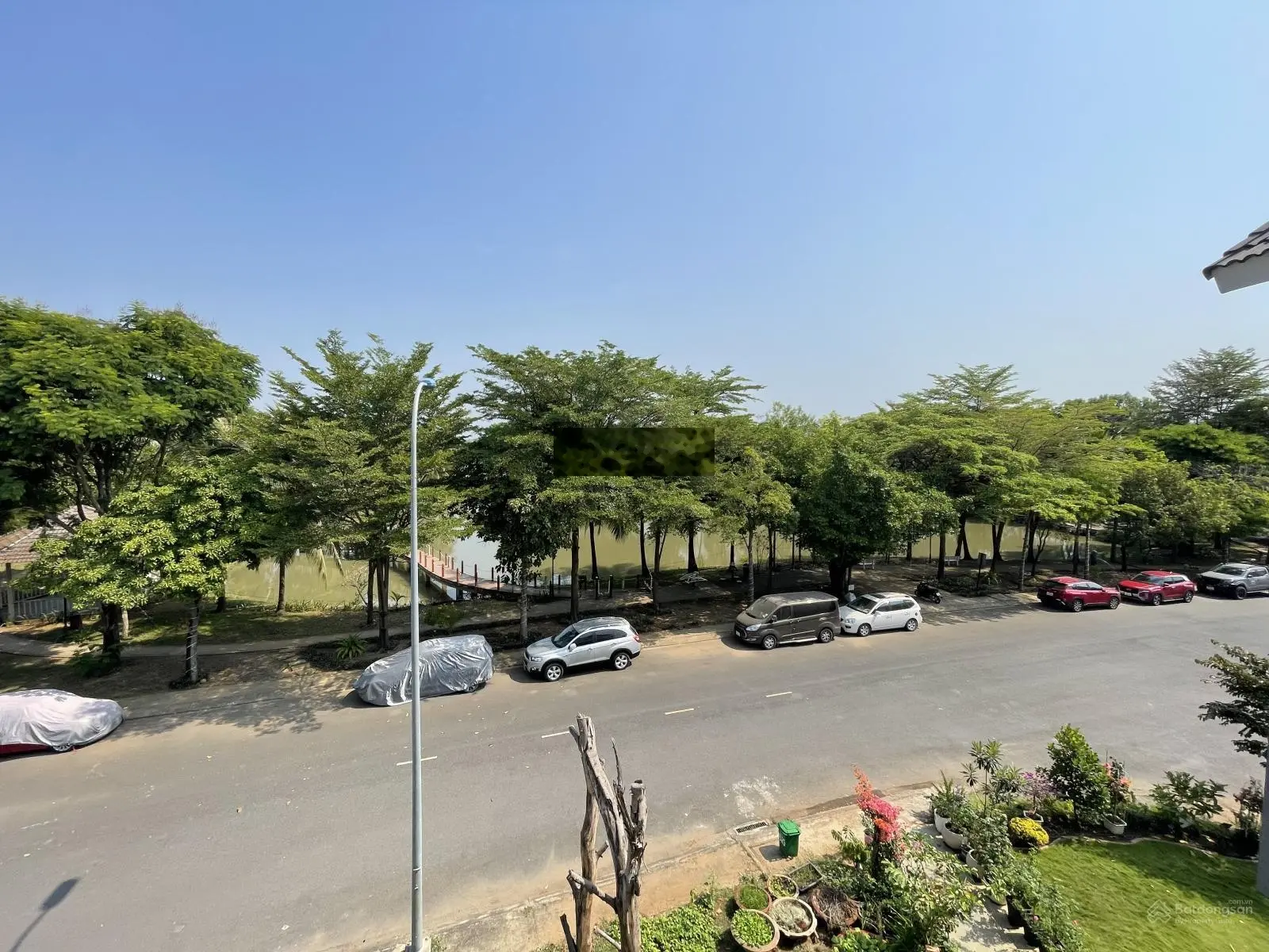 Bán biệt thự góc, sân vườn rộng, đối diện hồ, đường 20m - Park Riverside