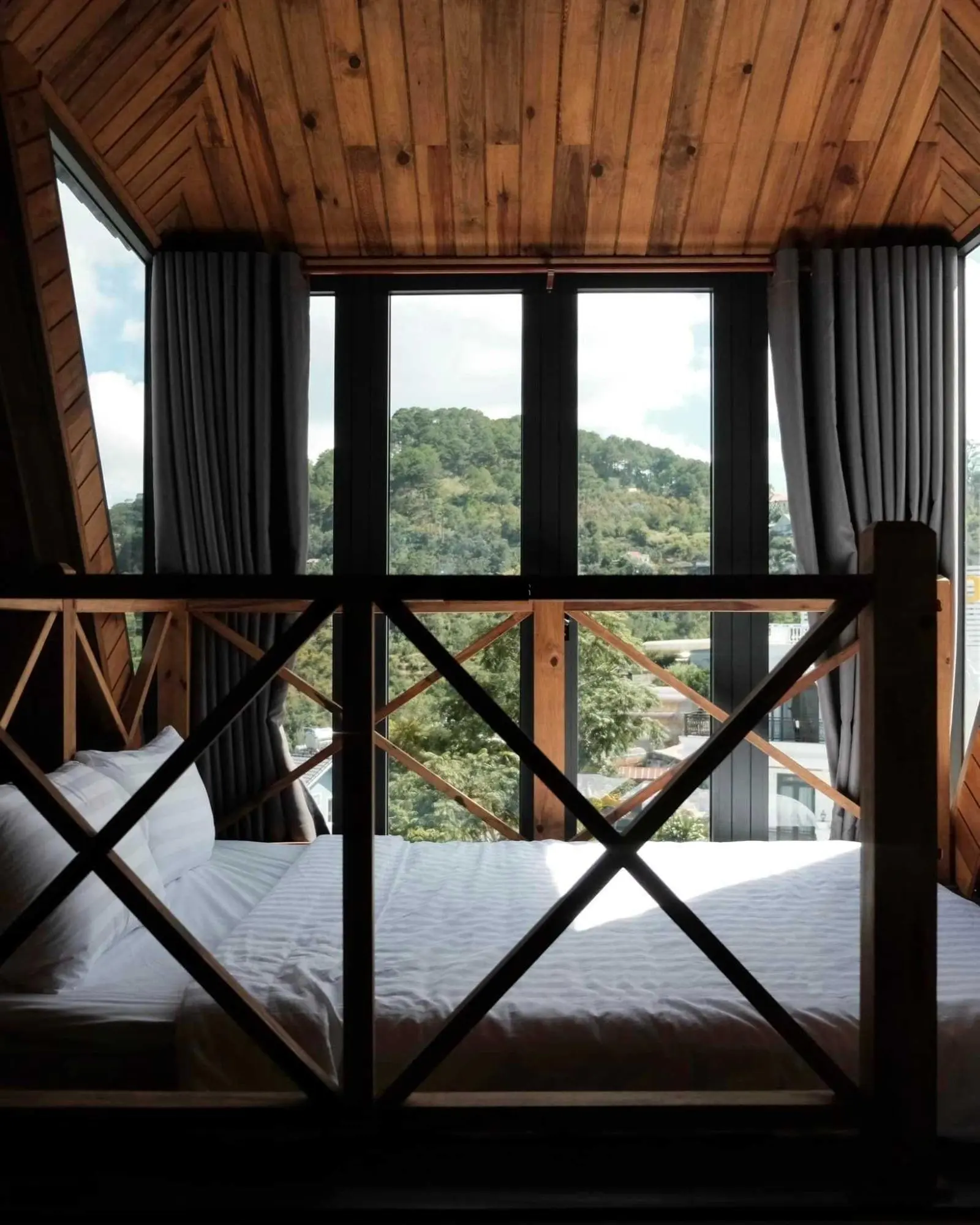 Villa view thung lũng rừng thông góc 2MT Hoàng Hoa Thám 227m2 ngang 16,5m hầm trệt 2 lầu