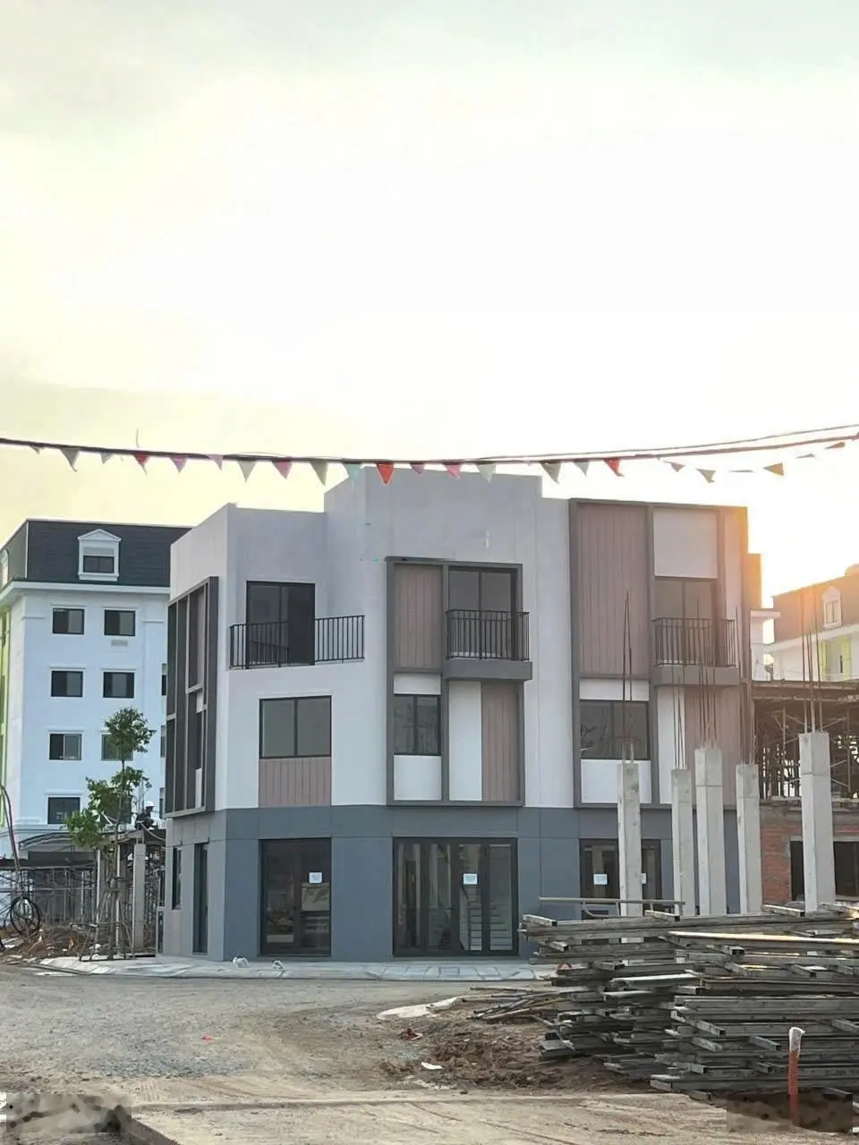 Bán nhà ở xã hội Thủ Dầu Một 1 trệt 1 lửng 1 lầu Giá chỉ từ 2,4 tỷ Sổ riêng