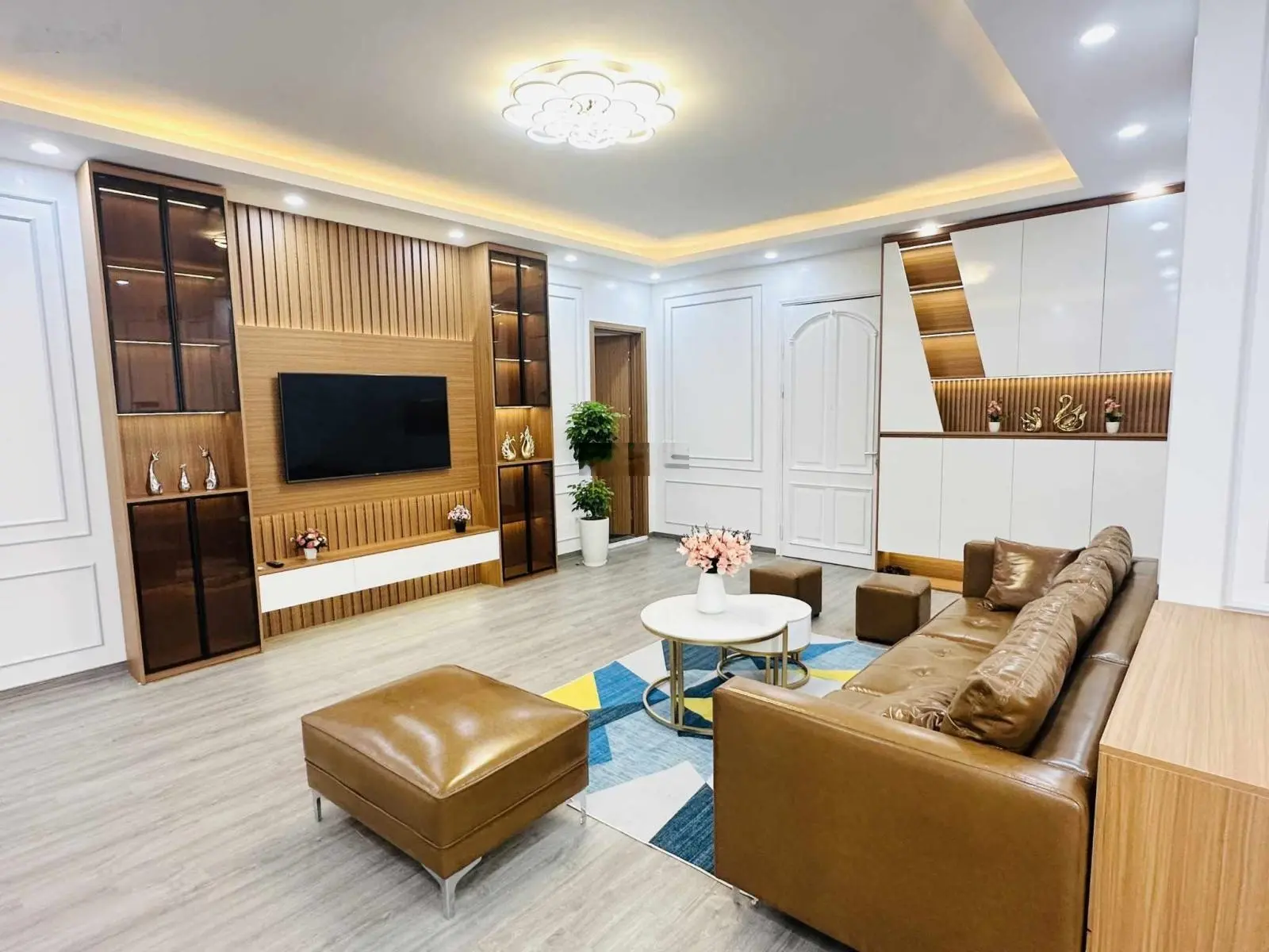 Gia đình cần bán căn 3pn, 2wc, S = 133m2, giá 6.3 tỷ, tại Riverside Garden, sổ đỏ. LH: 0985 232 ***
