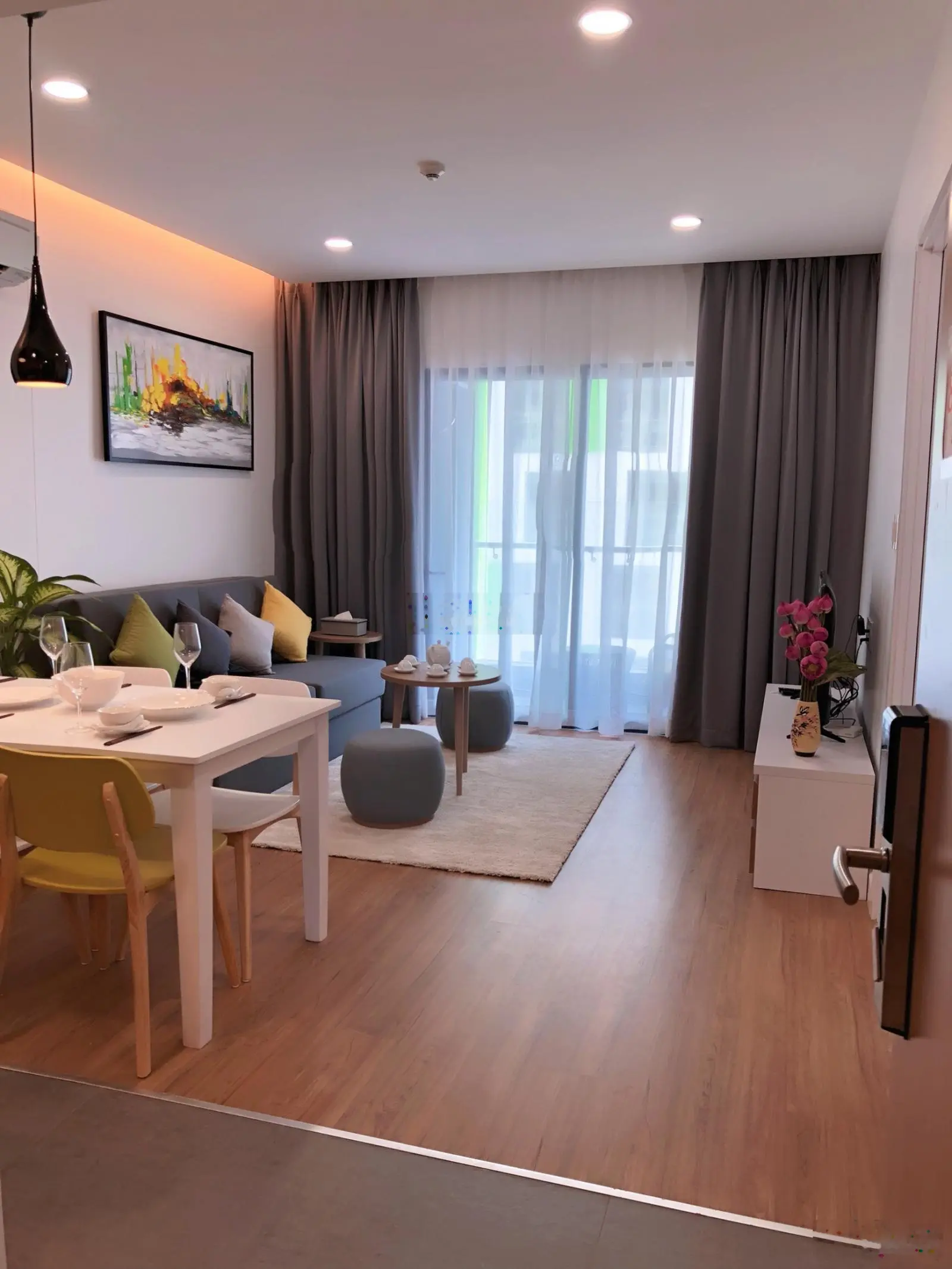 Bán giảm sâu thêm 150tr full nội thất view hồ bơi Republic Holiday Inn giá 2,239 tỷ. LH 0931 633 ***