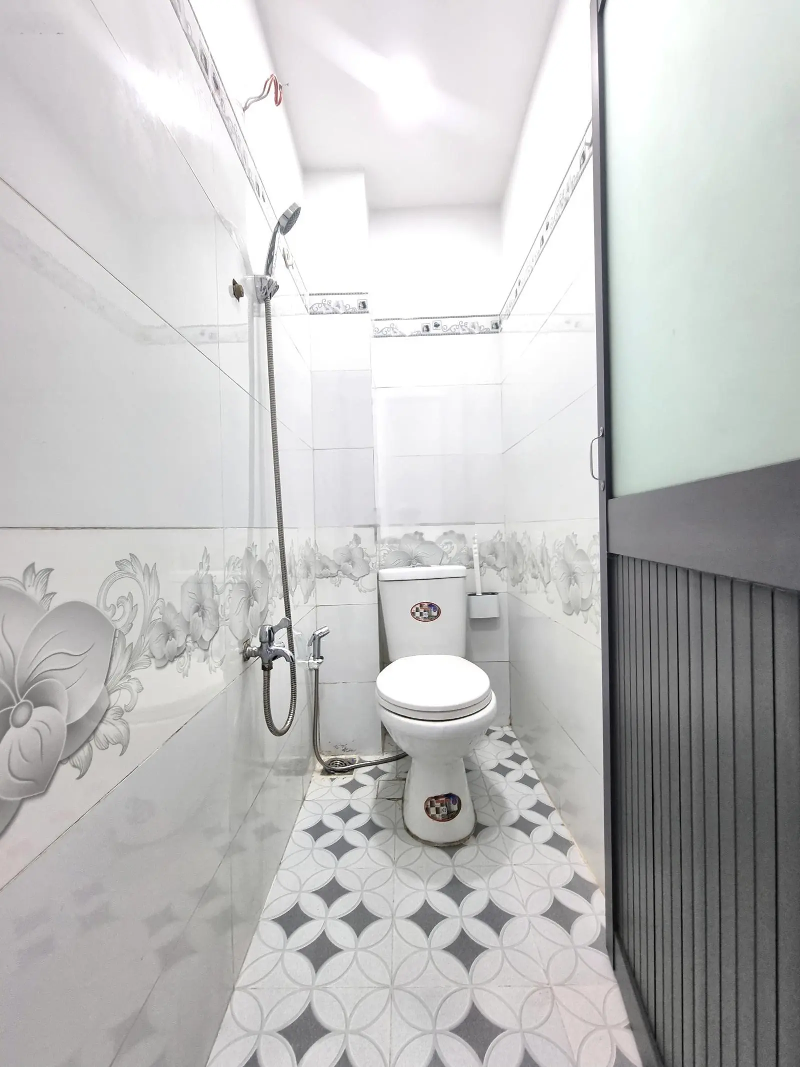 Nhà 2 lầu, mặt tiền hẻm vị trí mua bán kinh doanh đều được. Hẻm trước nhà 4m