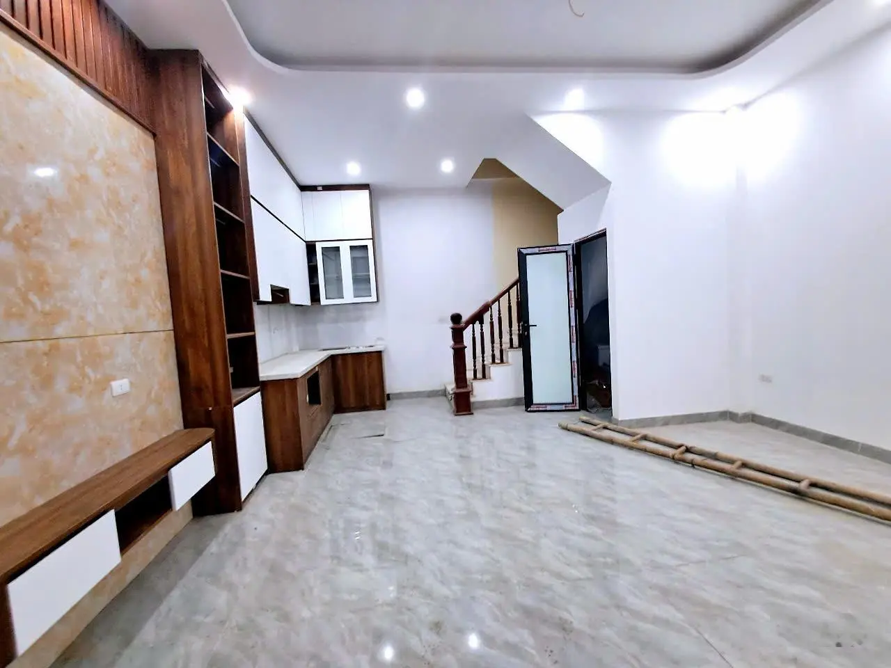 Siêu hot - chỉ 5.x tỷ - 5 tầng mới - sân rộng - 20m ra ô tô