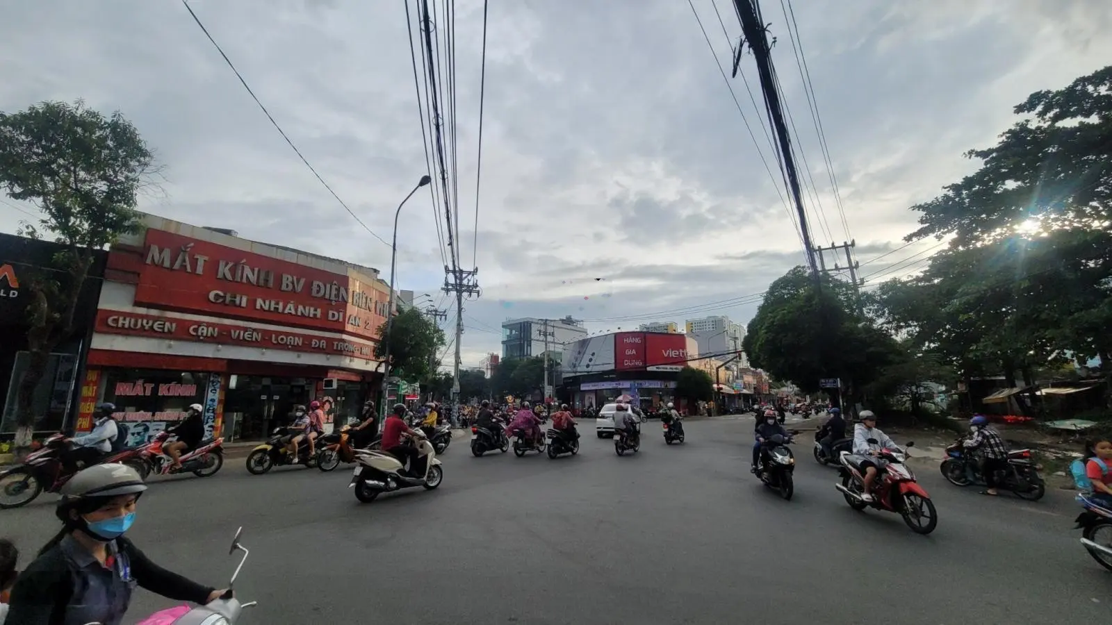 Ngộp giảm mạnh 1 tỷ bán nhà 1 trệt 1 lầu MT đường Nguyễn Trãi ngay ngã tư mồi, P. Dĩ An, Dĩ An