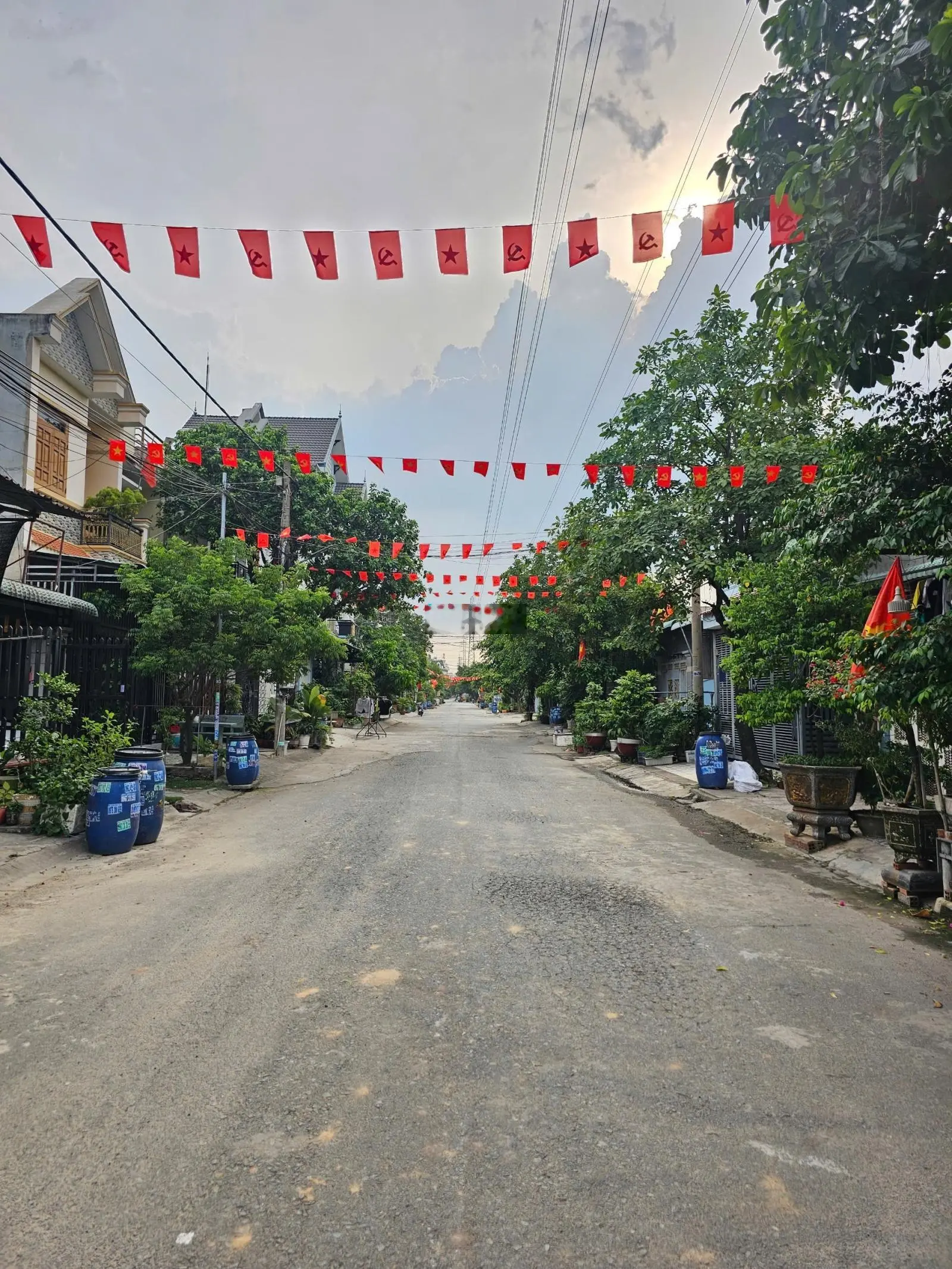Giá 3.4 tỷ/ Nhà full hết nội thất cấp 4 gác đúc 3 phòng ngủ ngay chợ Phú Phong ngã tư Bình Chuẩn