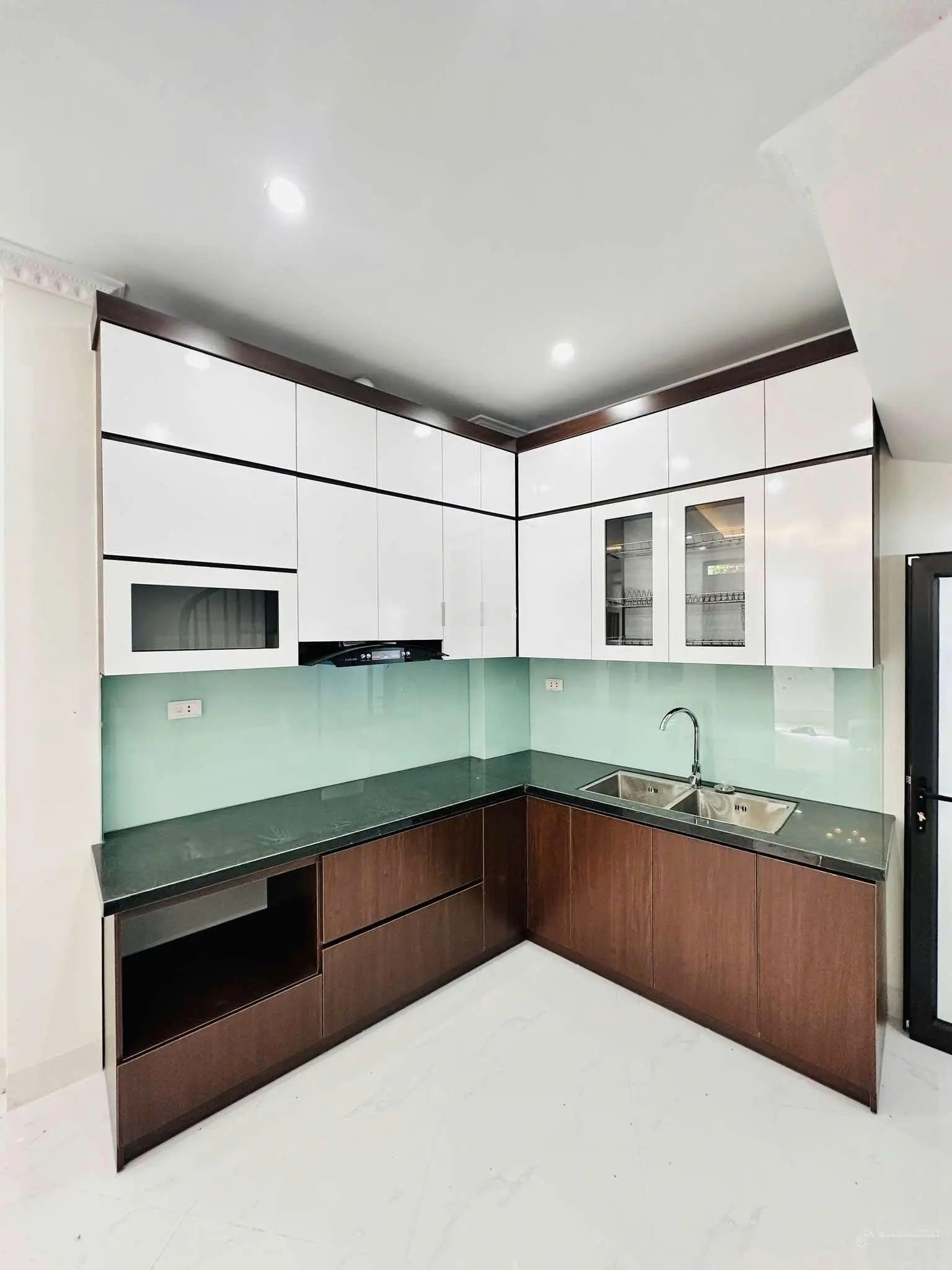Bán nhà văn hội, 35 m2, 5 tầng, lô góc, full nội thất. cách ô tô tránh 28 m, giá 6.95 tỷ
