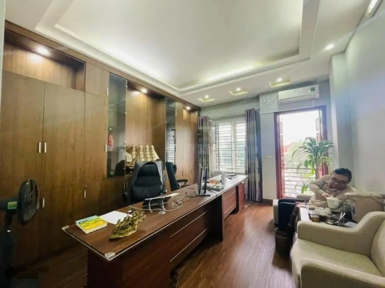 Bán nhà phố Trần Quốc Hoàn, vỉa hè, 2 mặt tiền, kinh doanh, 60m2 17 tỷ