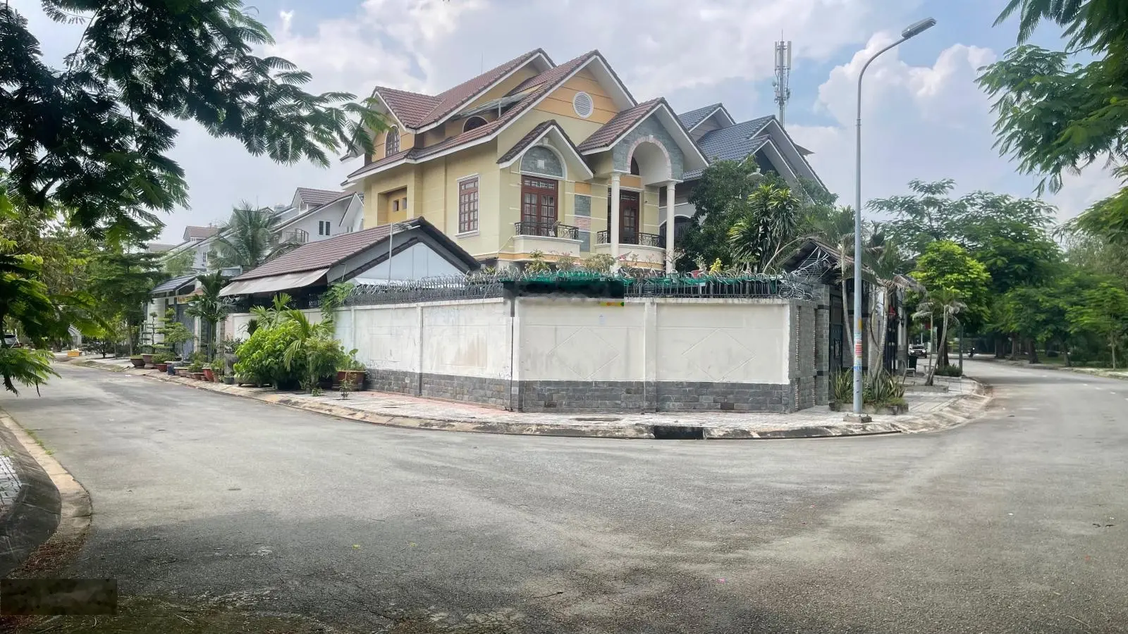CHÍNH CHỦ BÁN NHÀ PHỐ KDC TRÍ KIỆT KHANG ĐIỀN FULL NỘI THẤT, SẲN SỔ HỒNG CÔNG CHỨNG. LH: 0911 875 ***