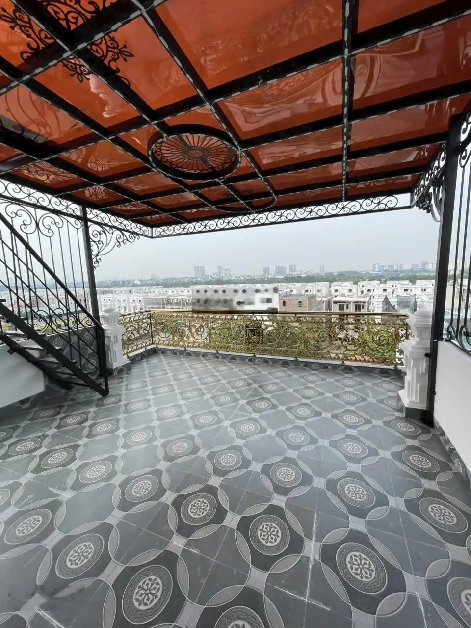 Nhà 7 tầng thang máy mới tinh full đồ view trọn sân gofl long Biên Mua Ở Đón Tết Luôn