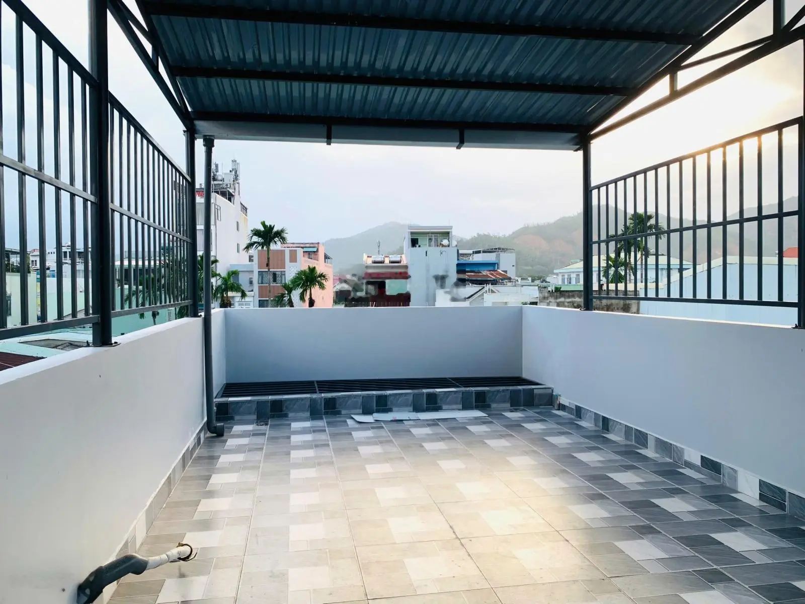 Nhà mới 3 tầng đối diện chợ Hòa Khánh, gần ĐH Bách Khoa. Full nội thất xịn xò, giá tốt