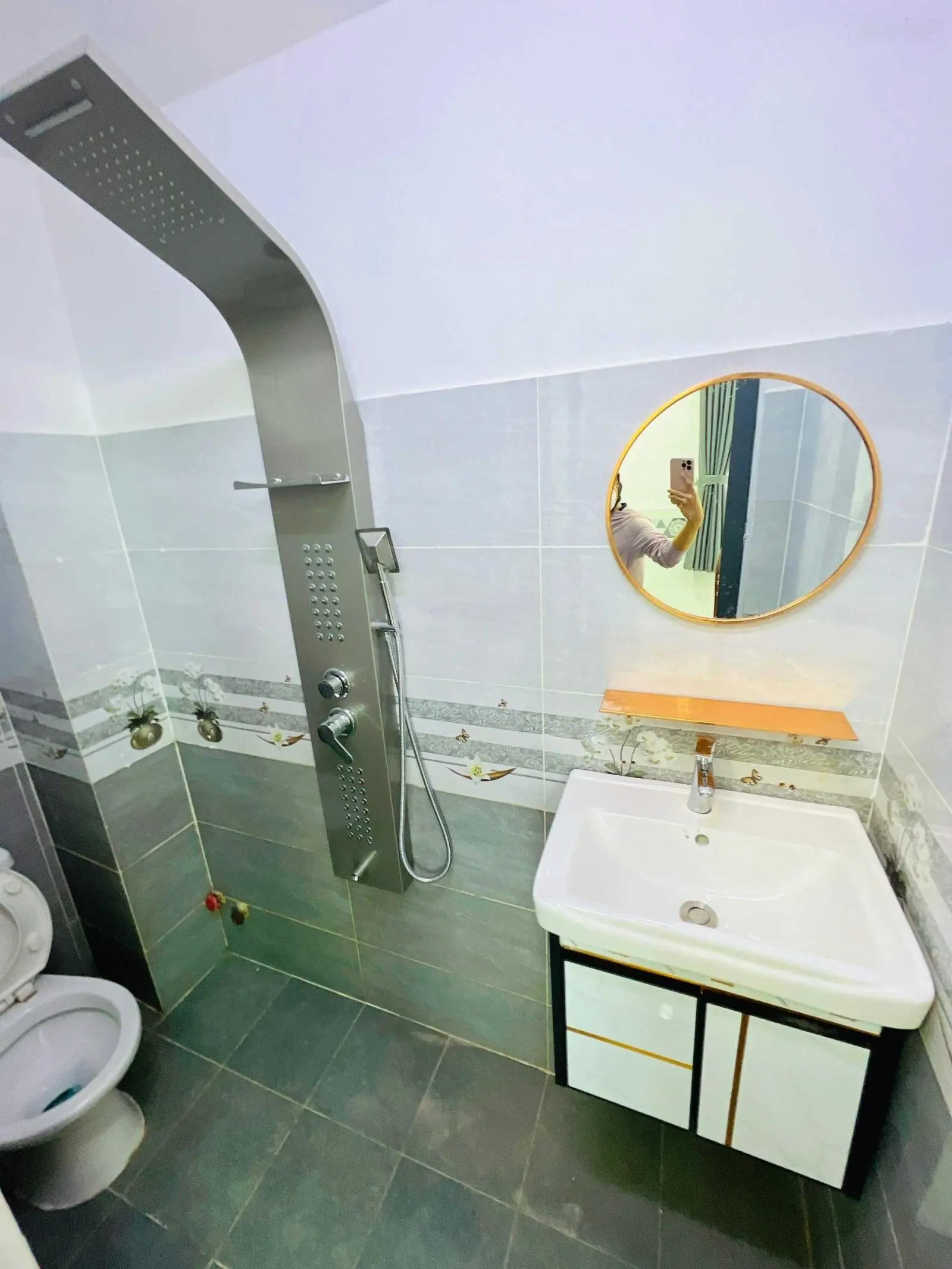 Bán nhà 2 lầu 4pn đường 6m thông thoáng DT 4x11 ở ngay đúng hình 100%