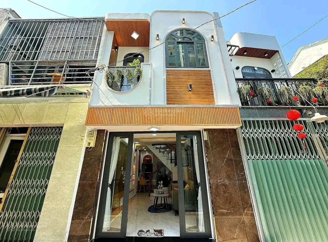 Về quê cần bán căn nhà, đường Lạc Long Quân - P.8 - Tân Bình, đag cho thuê 21tr, giá 2tỷ970/66,36m2
