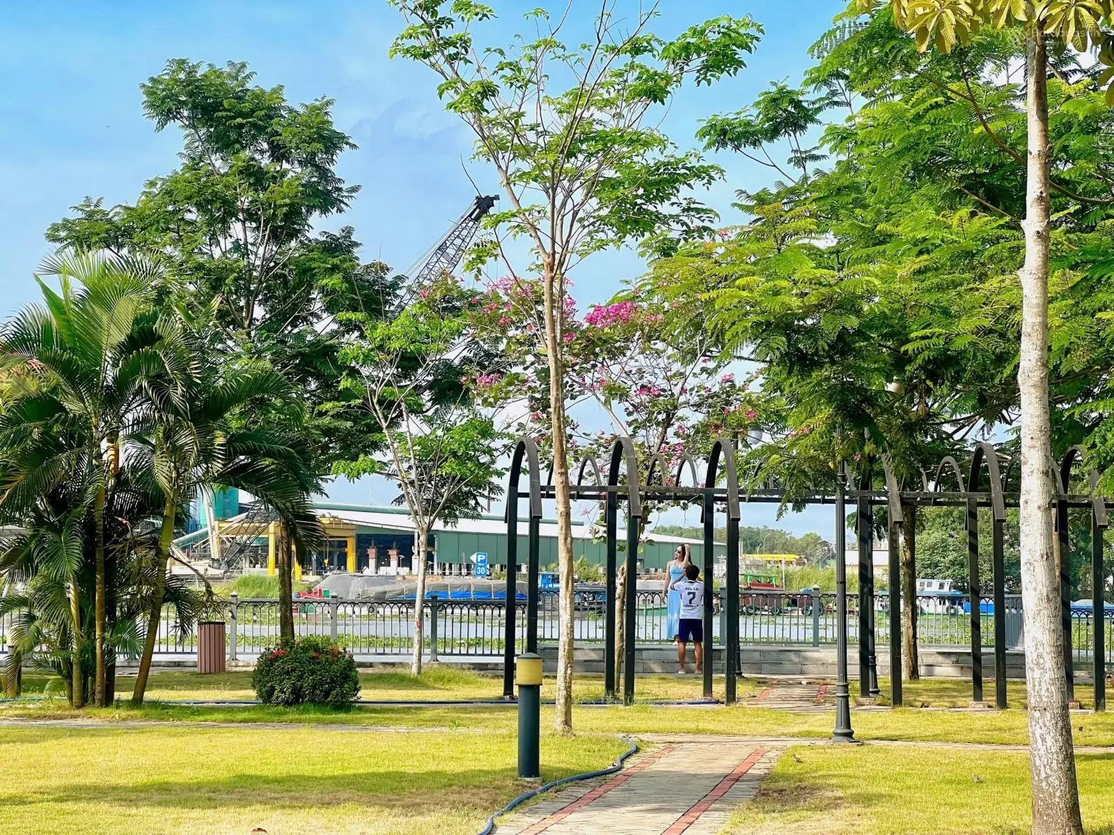 Bán nhà phố mặt tiền sông Vàm Cỏ có bến du thuyền - sổ hồng riêng - cam kết thuê lại từ 30tr/tháng