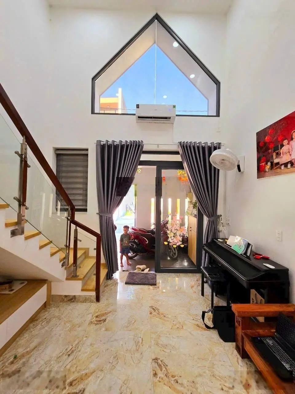 Bán gấp nhà trục đường Lã Xuân Oai Q9. DT: 4mx13m. Kết cấu: 2 tầng full nội thất giá bán: 3,6 tỷ