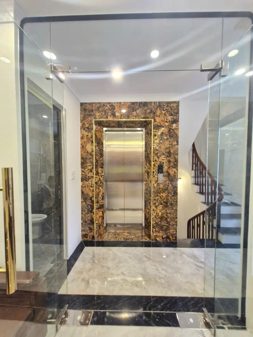 Nhà mới koong 6 tầng thang máy - đẹp như khách sạn 5 sao - full nội thất - ô tô ngủ trong nhà