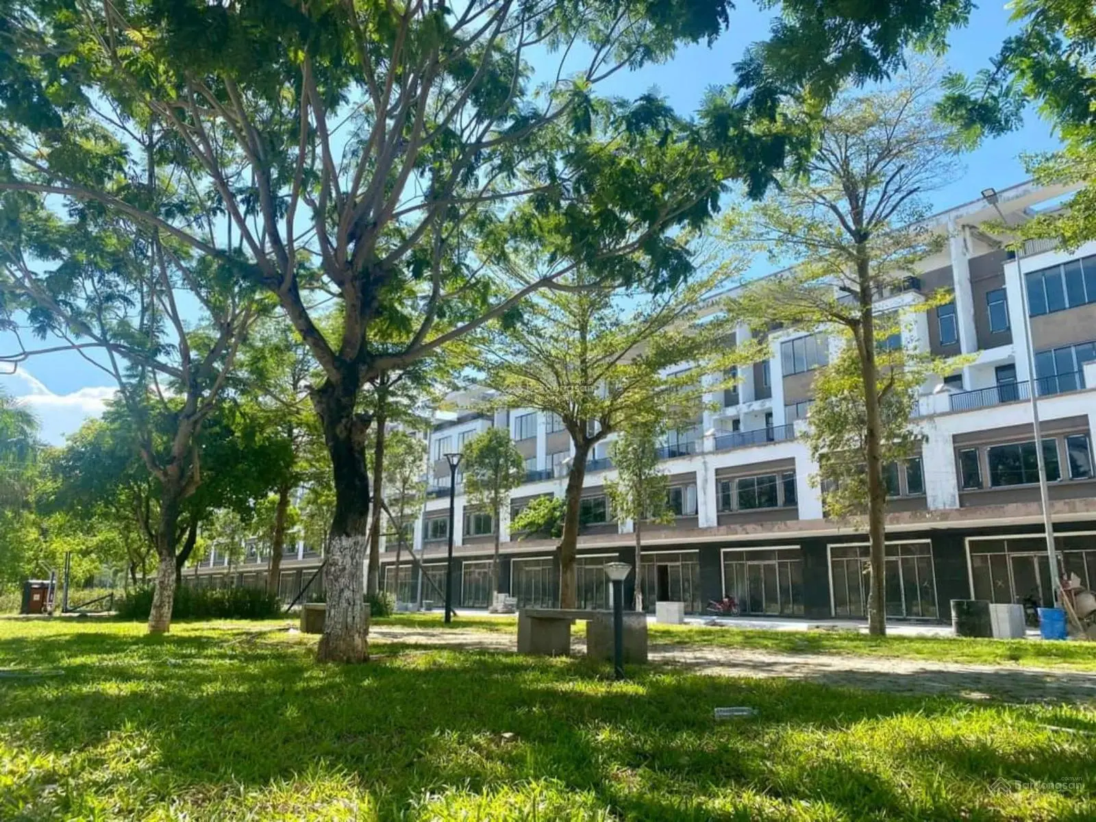Đất biệt thự ven sông ngay TTTP Quảng Ngãi, diện tích hơn 300m2, sẵn sổ. LH: 0945 676 ***