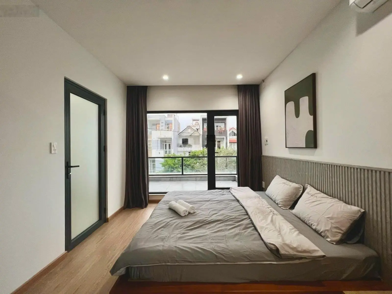 Bán Villa 3 tầng gần bãi tắm Mỹ Khê, sát cầu sông Hàn 200m2