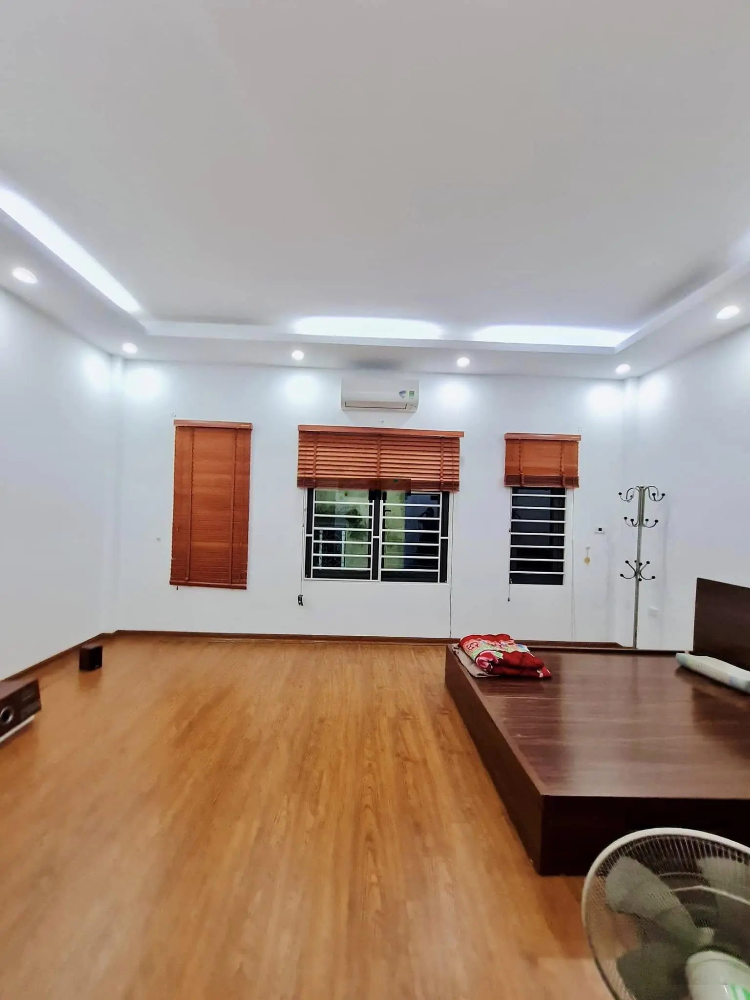 Bán nhà Lạc Long Quân 38m2 - 5 tầng - tặng full nội thất - hai mặt ngõ trước sau - 0966341545