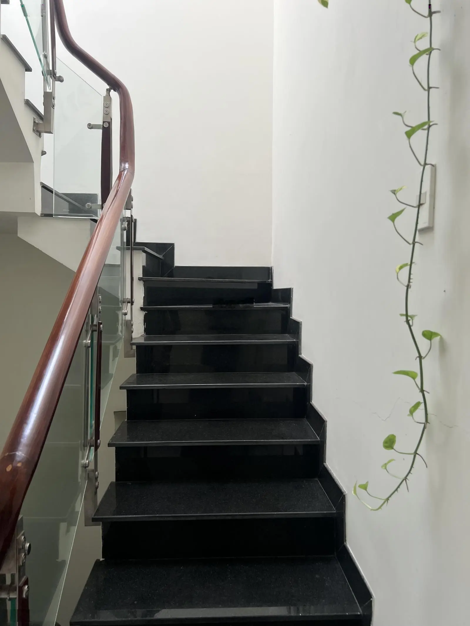Nhà 1 trệt 2 lầu, 1 xẹt đường Gò Cát , đường rộng 12m, giá 5tỷ650